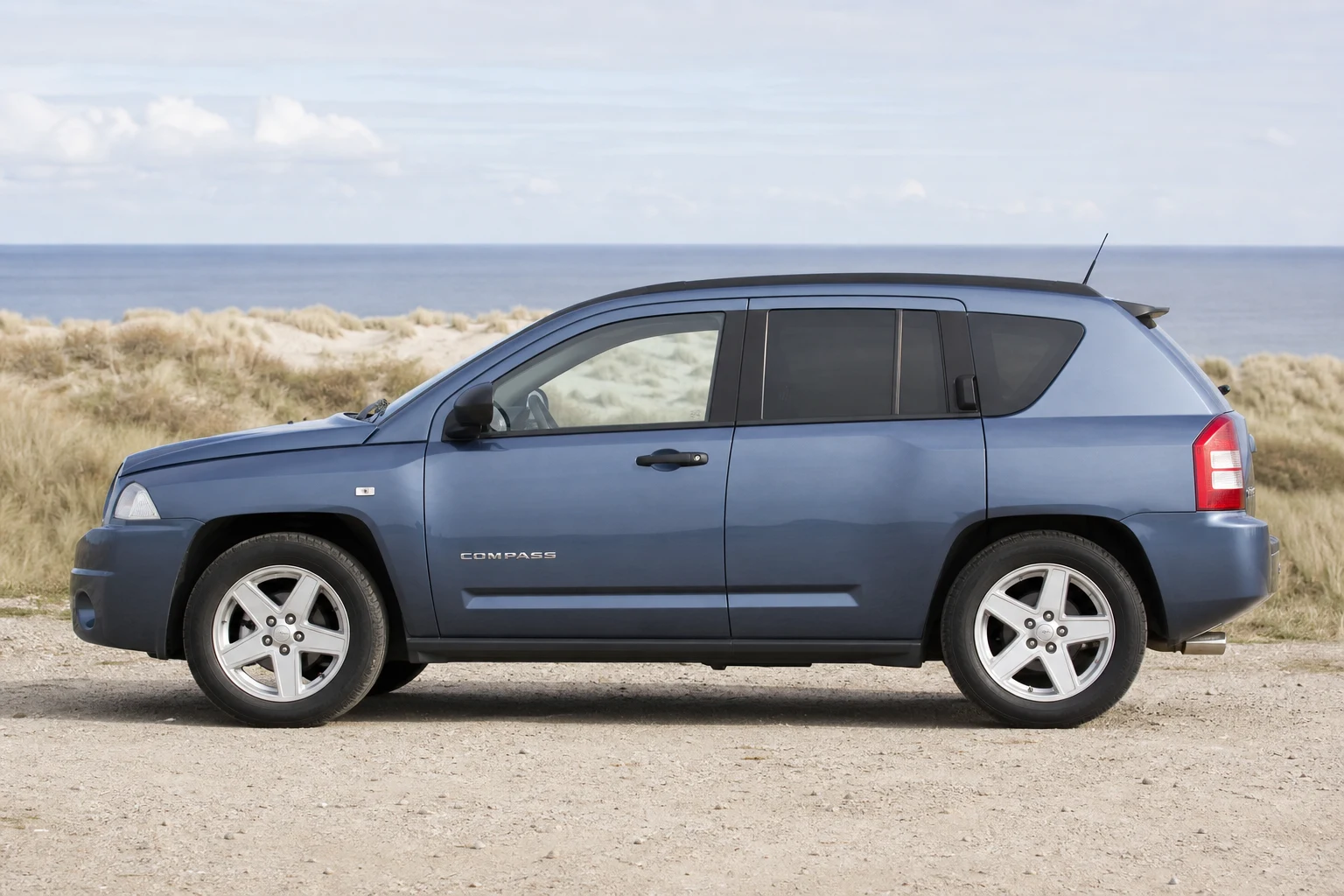 Fahrerseite (links) des Jeep Compass 1 (mit KI erzeugt)