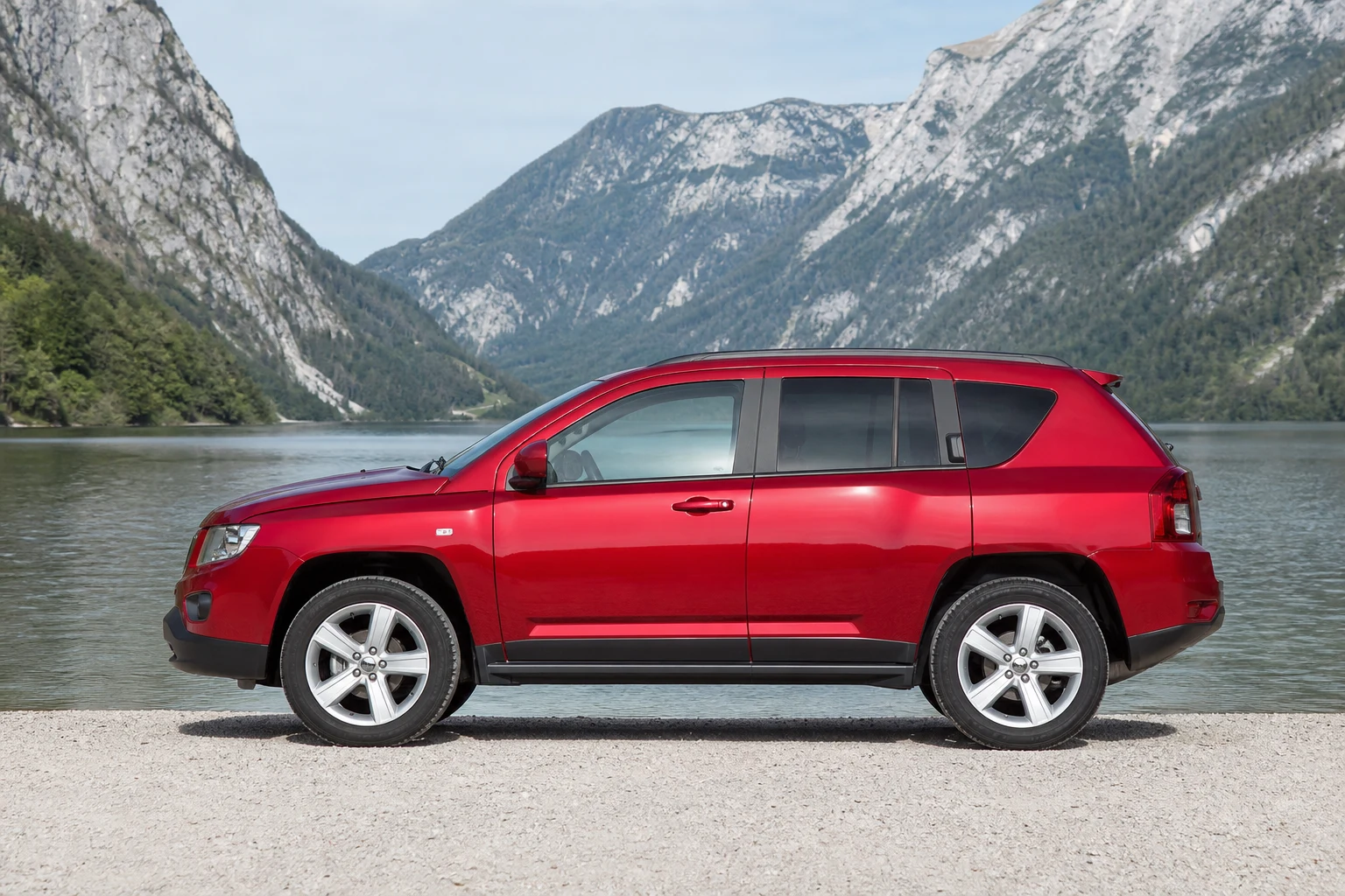 Fahrerseite (links) des Jeep Compass 2 (mit KI erzeugt)