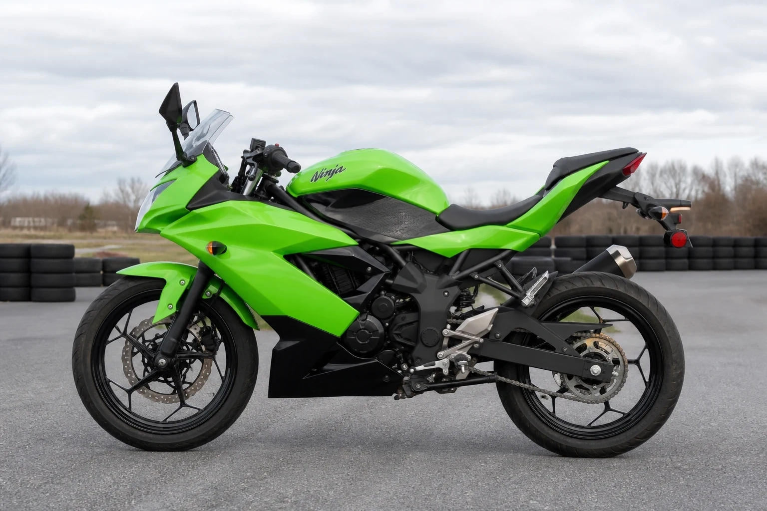 Linke Seite der Kawasaki Ninja-250-SL (& -R) (mit KI erzeugt)