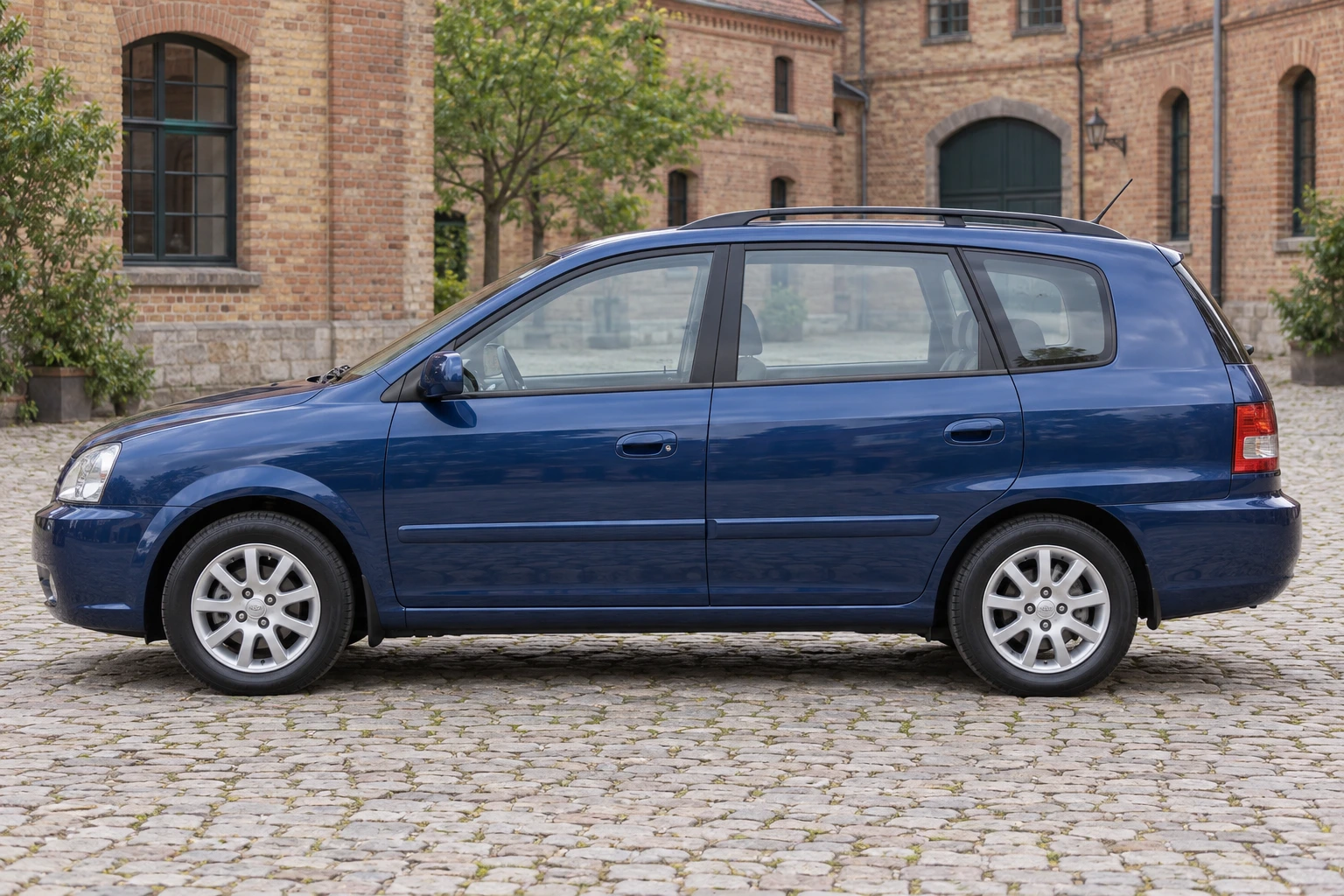 Seitenansicht (Fahrerseite) des Kia Carens 1 als Kompaktvan 5-Türer (mit KI erzeugt)