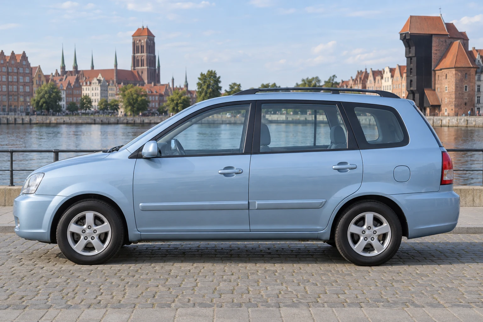 Seitenansicht (Fahrerseite) des Kia Carens 2 als Kompaktvan 5-Türer (mit KI erzeugt)