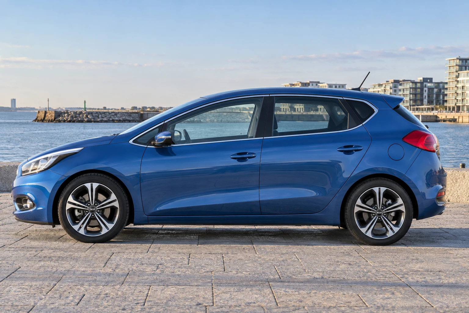 Seitenansicht (Fahrerseite) des Kia Cee´d 2 als Schrägheck 5-Türer (mit KI erzeugt)