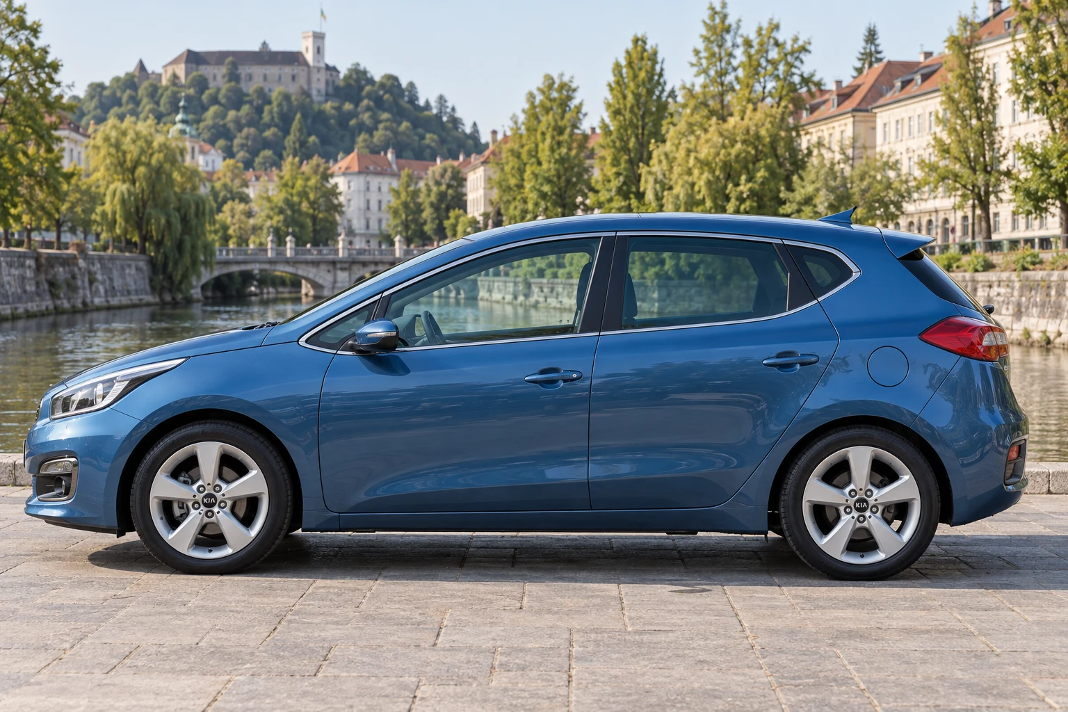 Seitenansicht (Fahrerseite) des Kia Cee´d 2 als Schrägheck (mit KI erzeugt)
