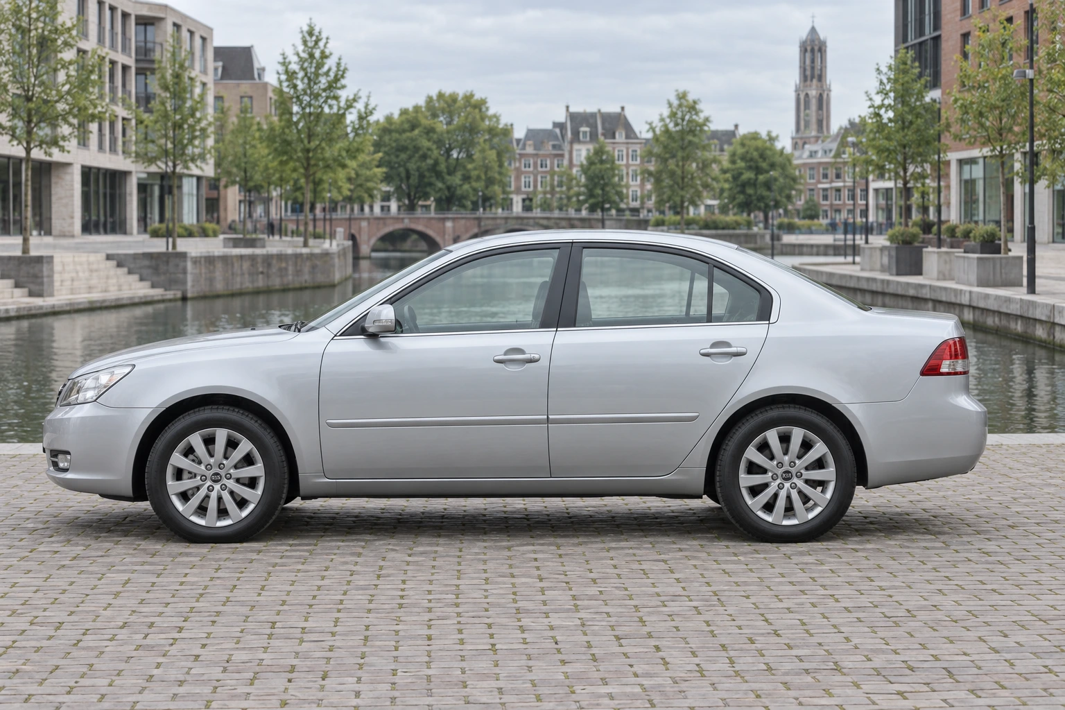 Seitenansicht (Fahrerseite) des Kia Optima 2 als Stufenheck 4-Türer (Limousine) (mit KI erzeugt)