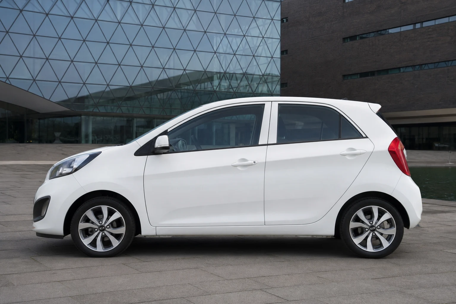 Seitenansicht (Fahrerseite) des Kia Picanto 2 als 3-, 5-Türer (mit KI erzeugt)