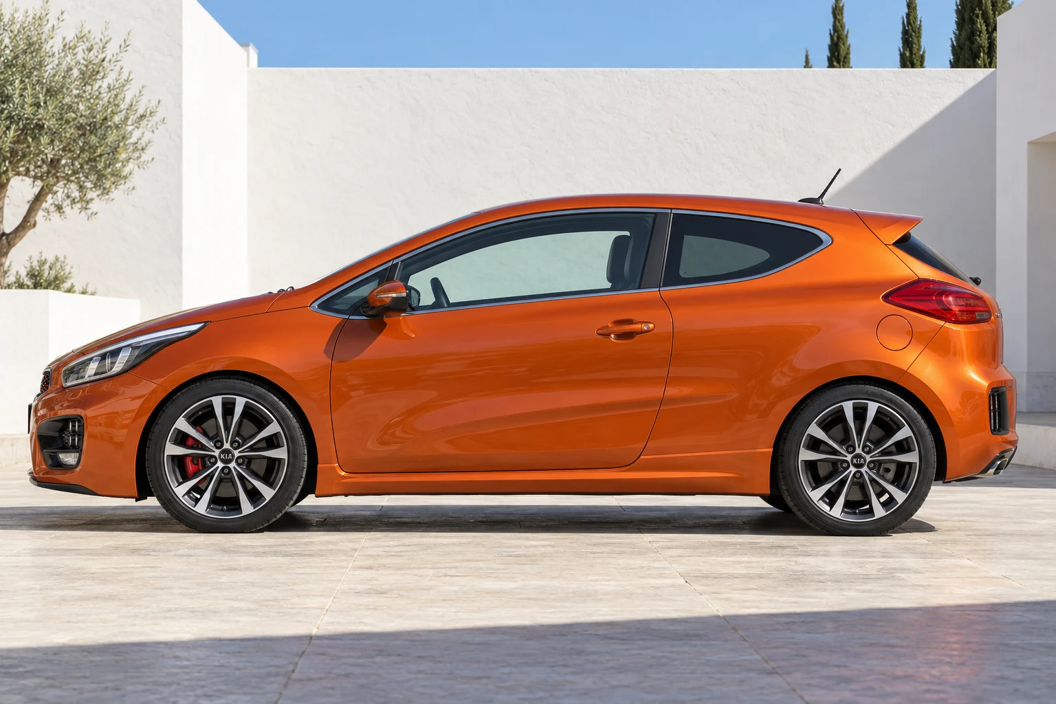 Seitenansicht (Fahrerseite) des Kia Cee´d 2 als pro_cee'd (3-Türer / GT) (mit KI erzeugt)