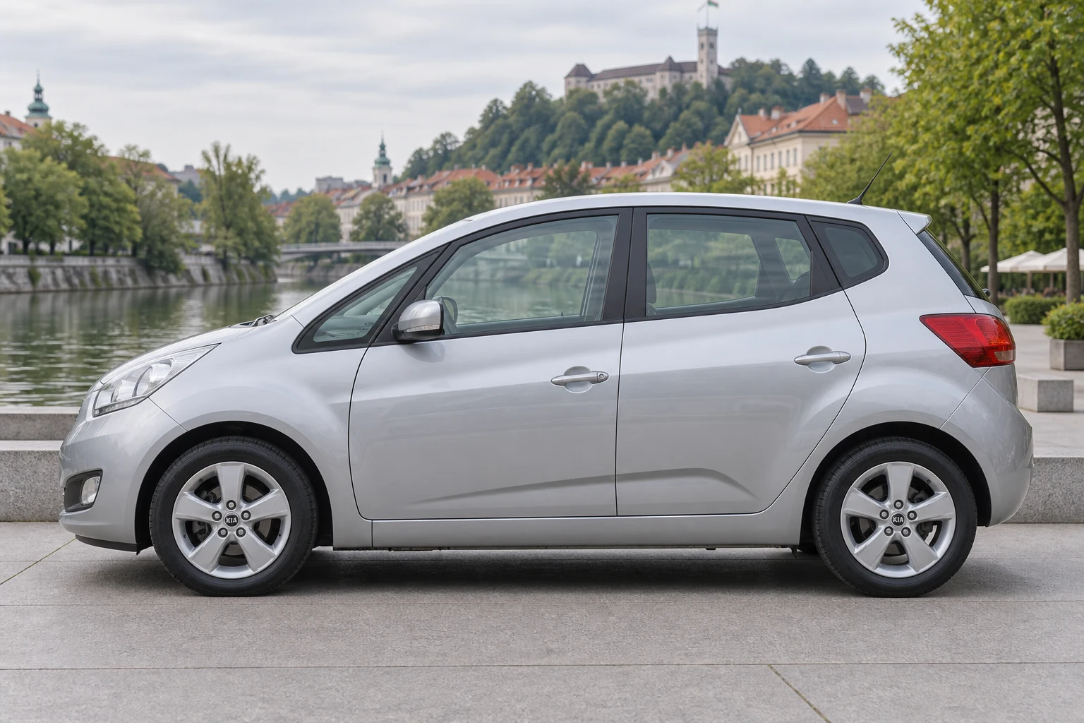 Seitenansicht (Fahrerseite) des Kia Venga 1 als Minivan 5-Türer (mit KI erzeugt)
