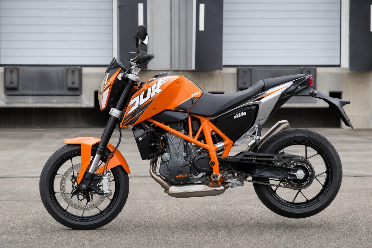 Linke Seite der KTM 690-Duke (& -R) (mit KI erzeugt)
