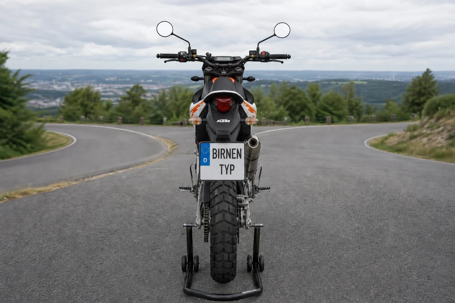Heck-Ansicht der KTM 690-Enduro-R (mit KI erzeugt)