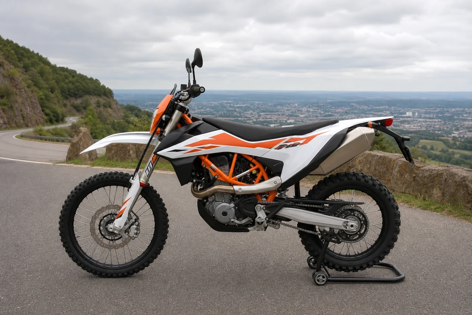 Linke Seite der KTM 690-Enduro-R (mit KI erzeugt)