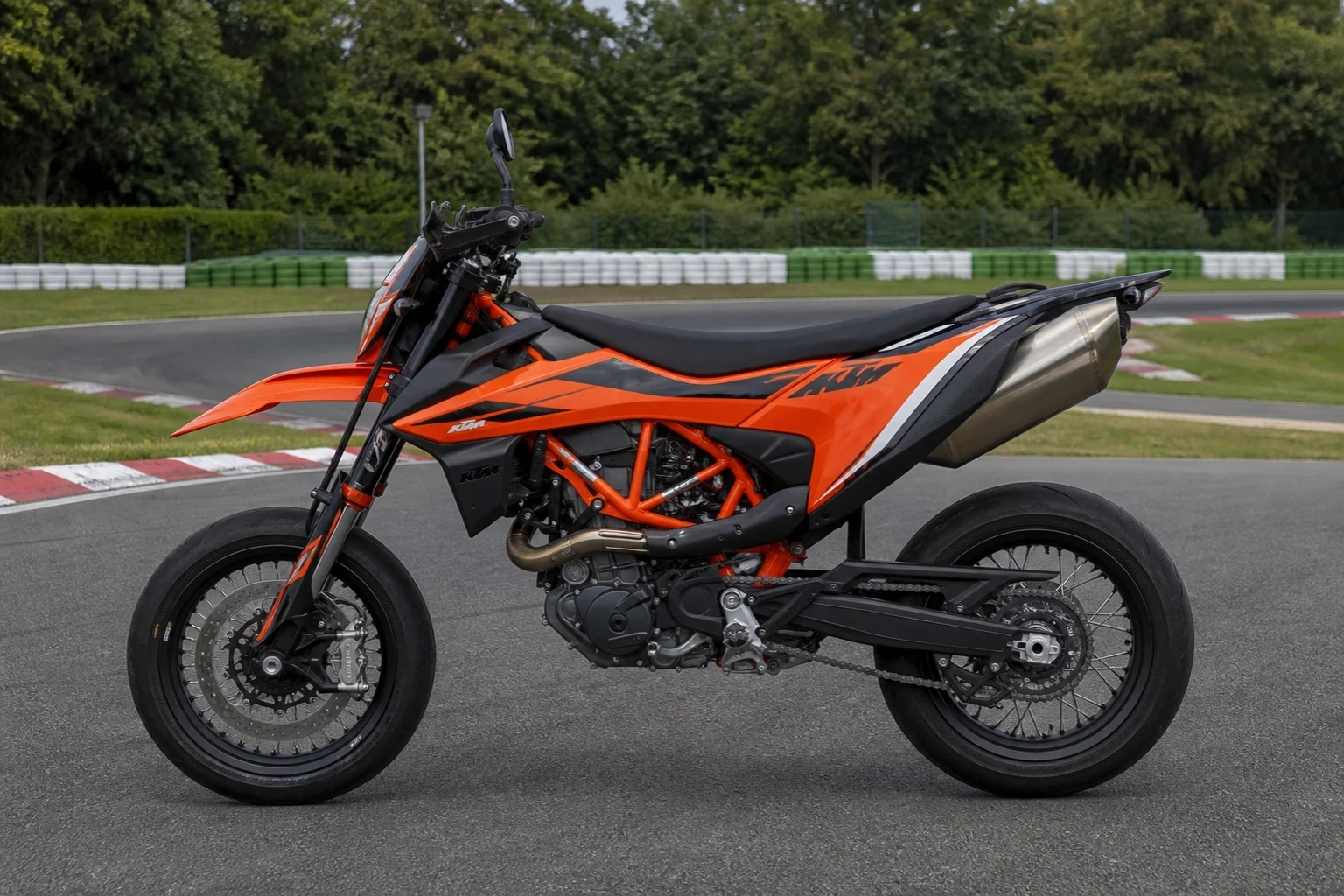 Seitenansicht (Fahrerseite) der KTM 690-SMC-R als Supermoto (mit KI erzeugt)