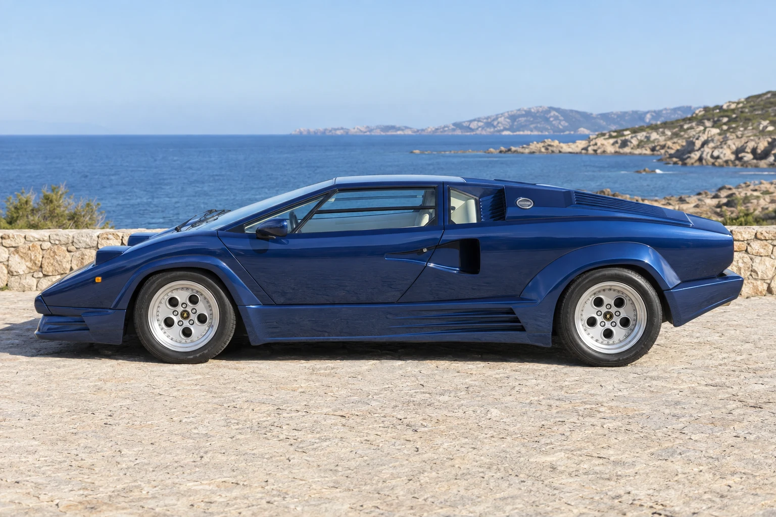 Seitenansicht (Fahrerseite) des Lamborghini Countach 1 als Coupé (mit KI erzeugt)