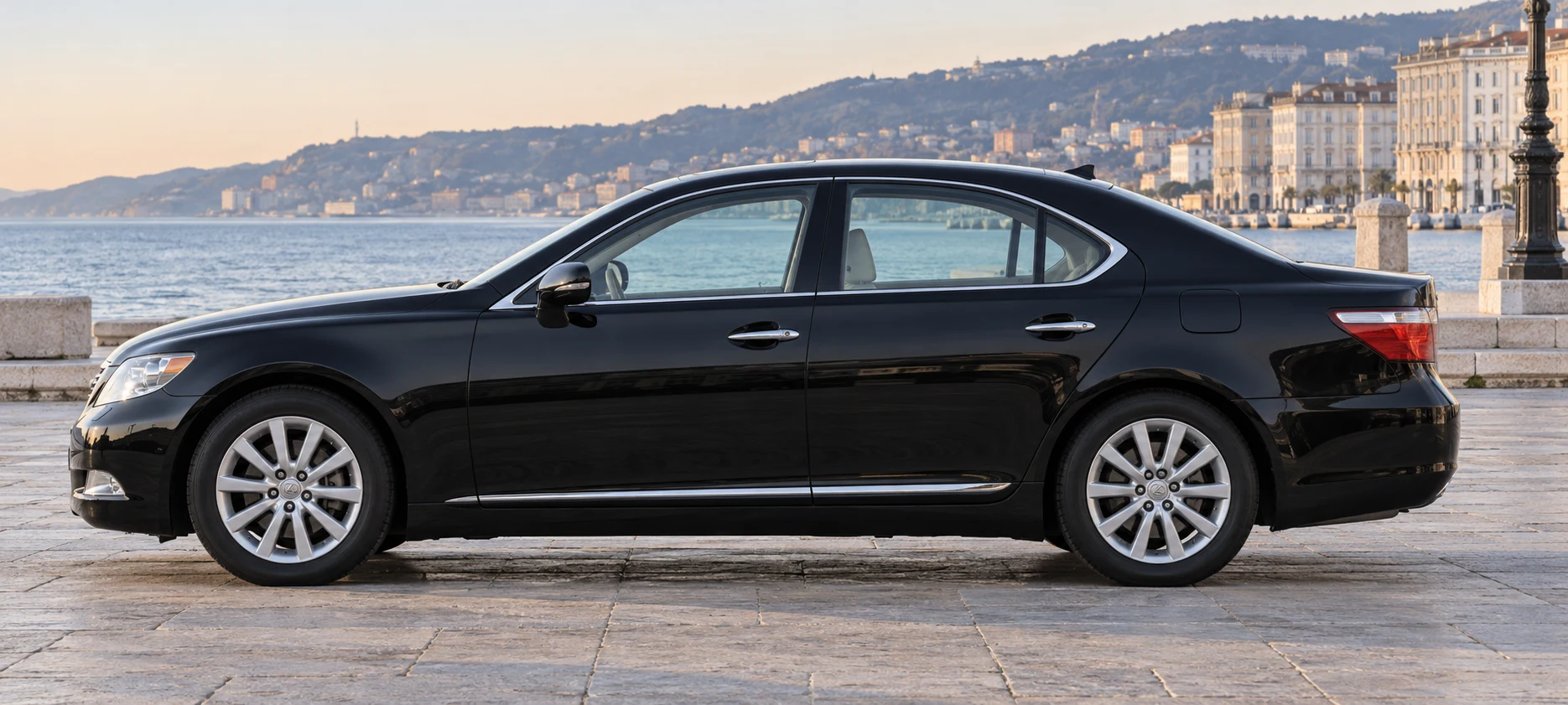 Seitenansicht (Fahrerseite) des Lexus LS 4 als Limousine (Kurz & Lang) (mit KI erzeugt)