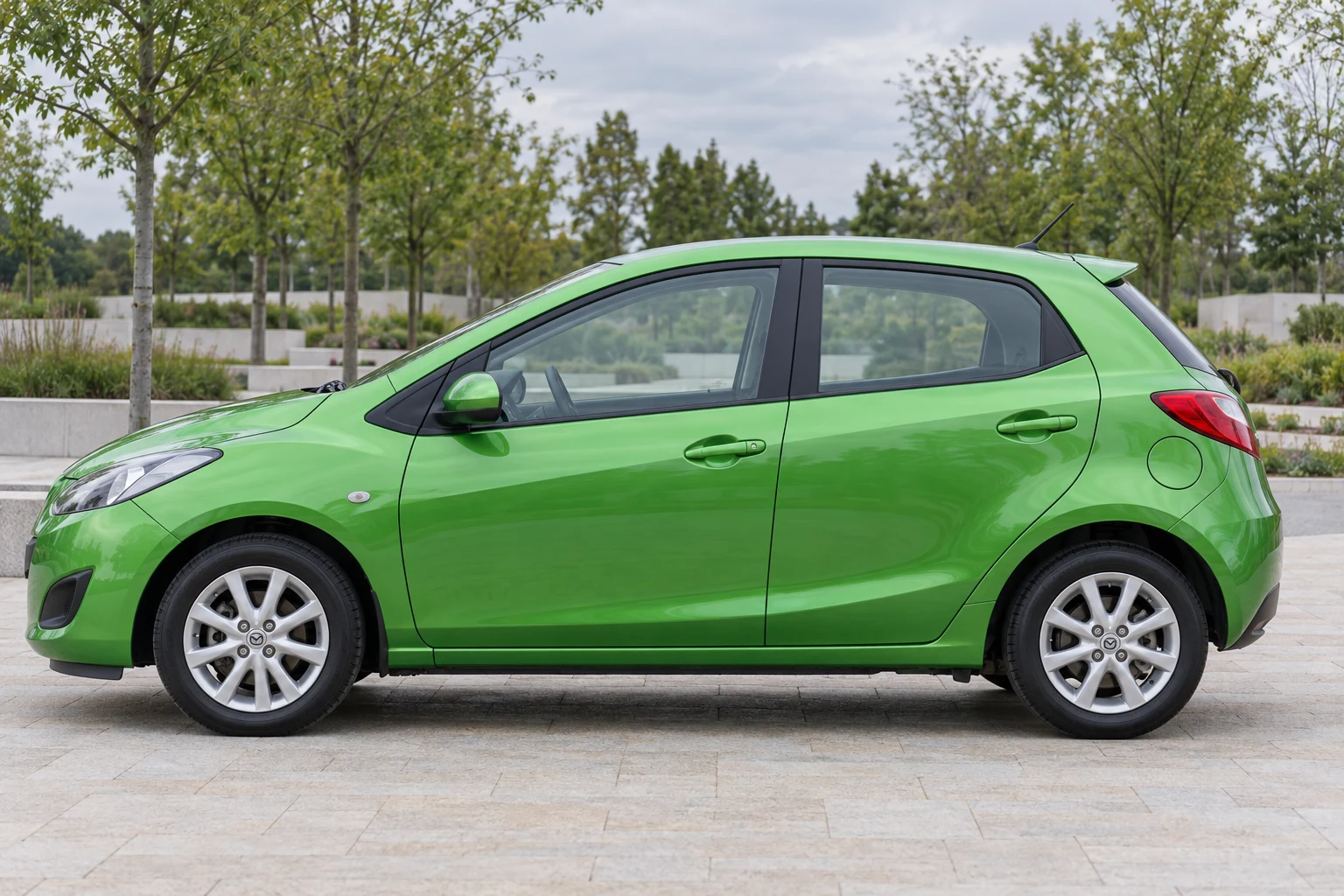 Seitenansicht (Fahrerseite) des Mazda 2 2 als Schrägheck 5-Türer (mit KI erzeugt)