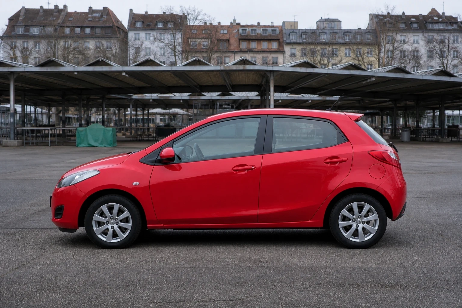 Seitenansicht (Fahrerseite) des Mazda 2 2. Gen als 3-, 5-Türer (mit KI erzeugt)