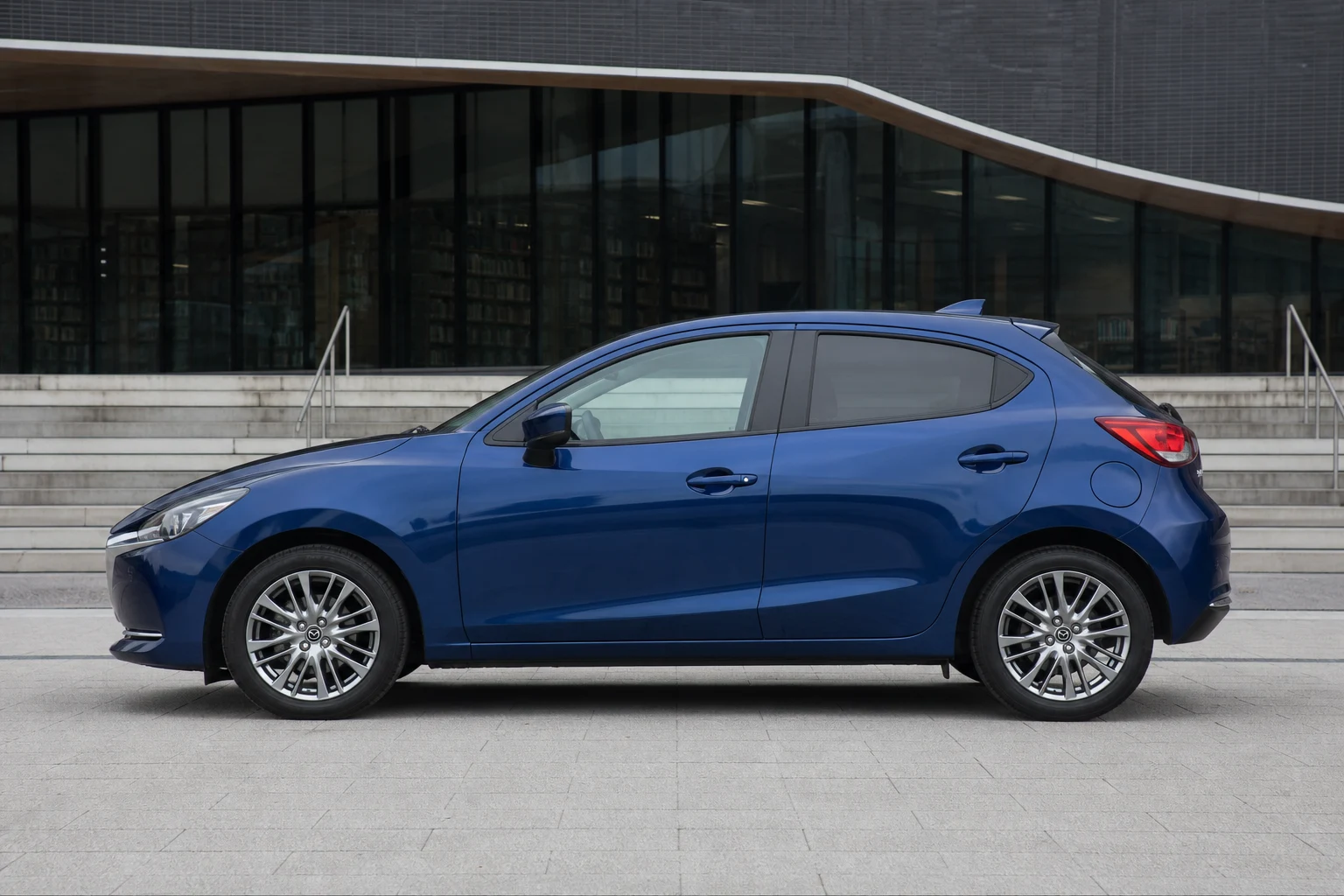 Seitenansicht (Fahrerseite) des Mazda 2 3. Gen als Schrägheck 5-Türer (mit KI erzeugt)