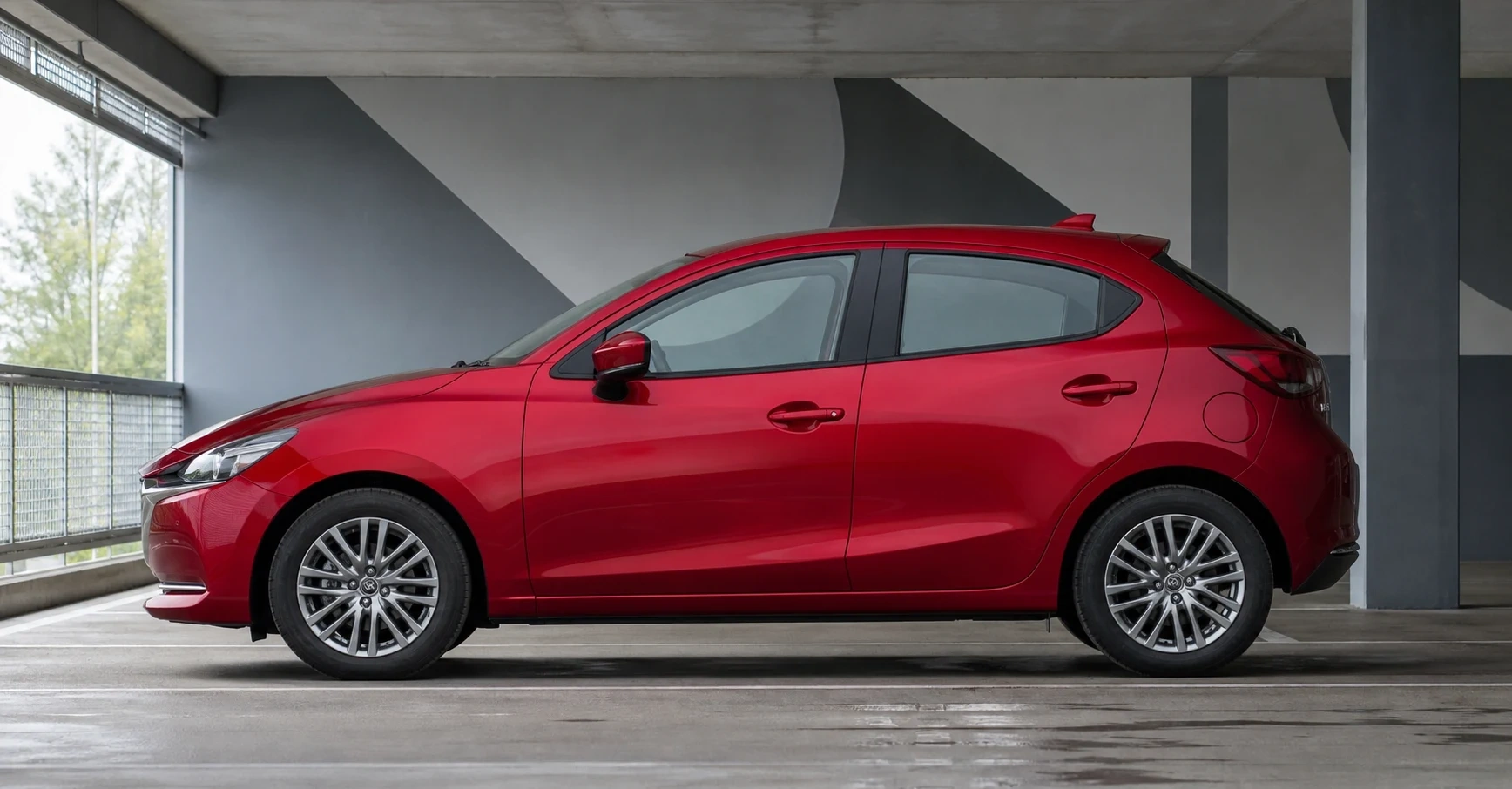 Seitenansicht (Fahrerseite) des Mazda 2 3. Gen als 3-, 5-Türer (mit KI erzeugt)