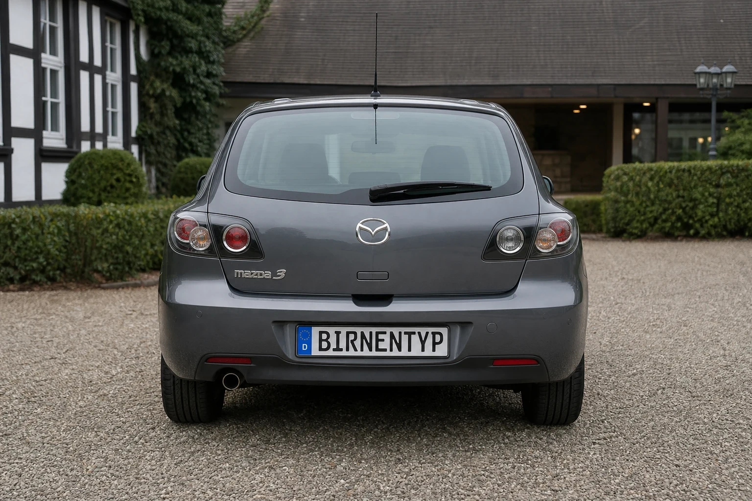 Heck-Ansicht des Mazda 3 1. Gen (mit KI erzeugt)