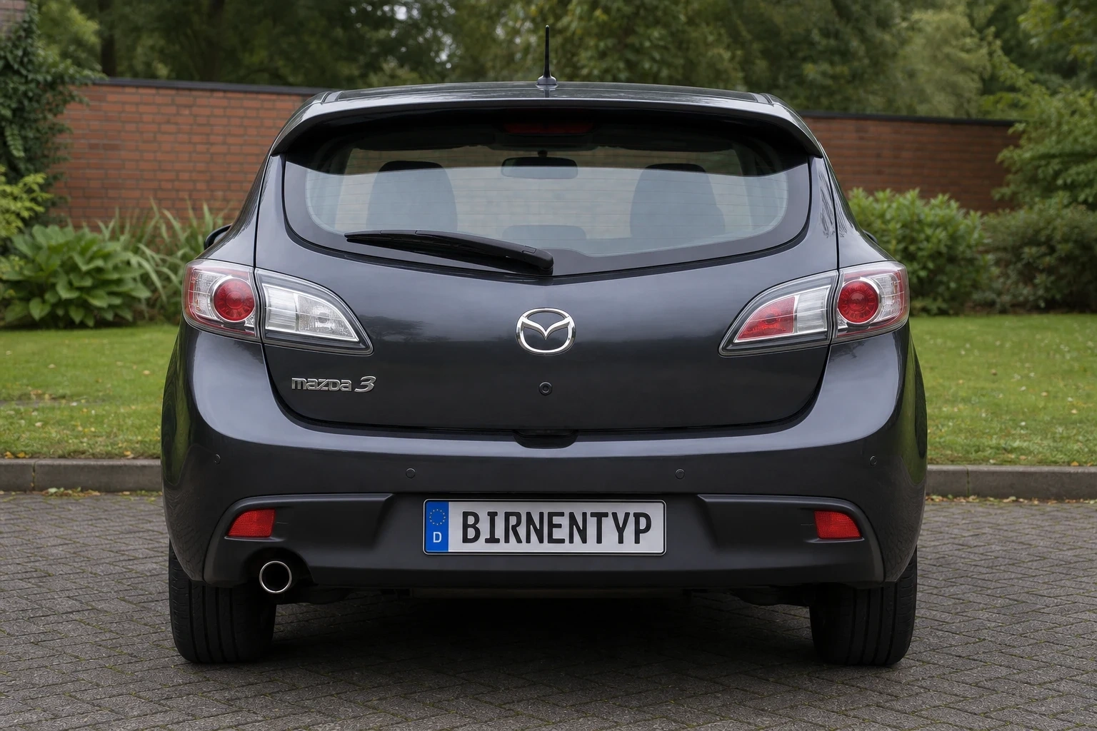 Heck-Ansicht des Mazda 3 2. Gen (mit KI erzeugt)