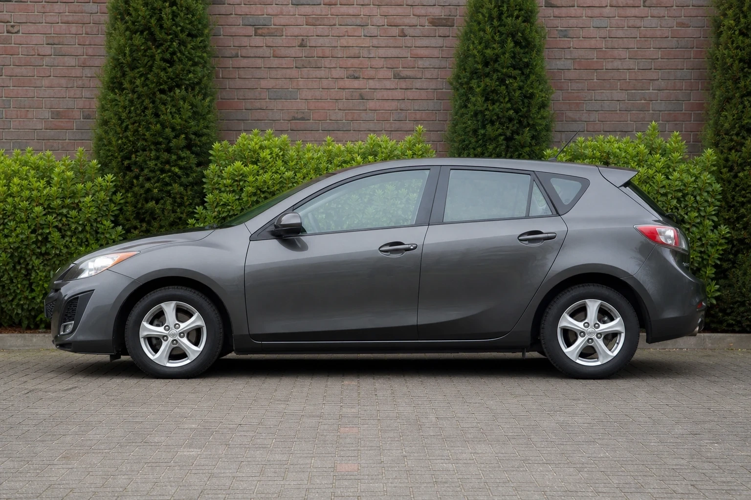 Seitenansicht (Fahrerseite) des Mazda 3 2. Gen als 3-, 5-Türer (mit KI erzeugt)