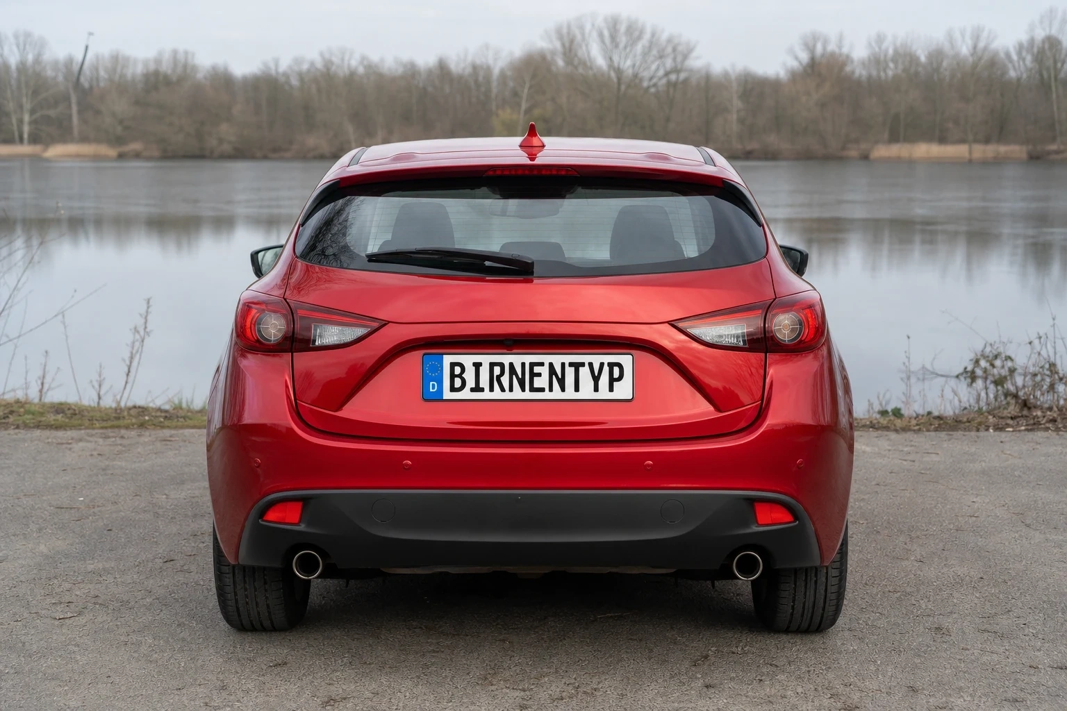 Heck-Ansicht des Mazda 3 3. Gen (mit KI erzeugt)