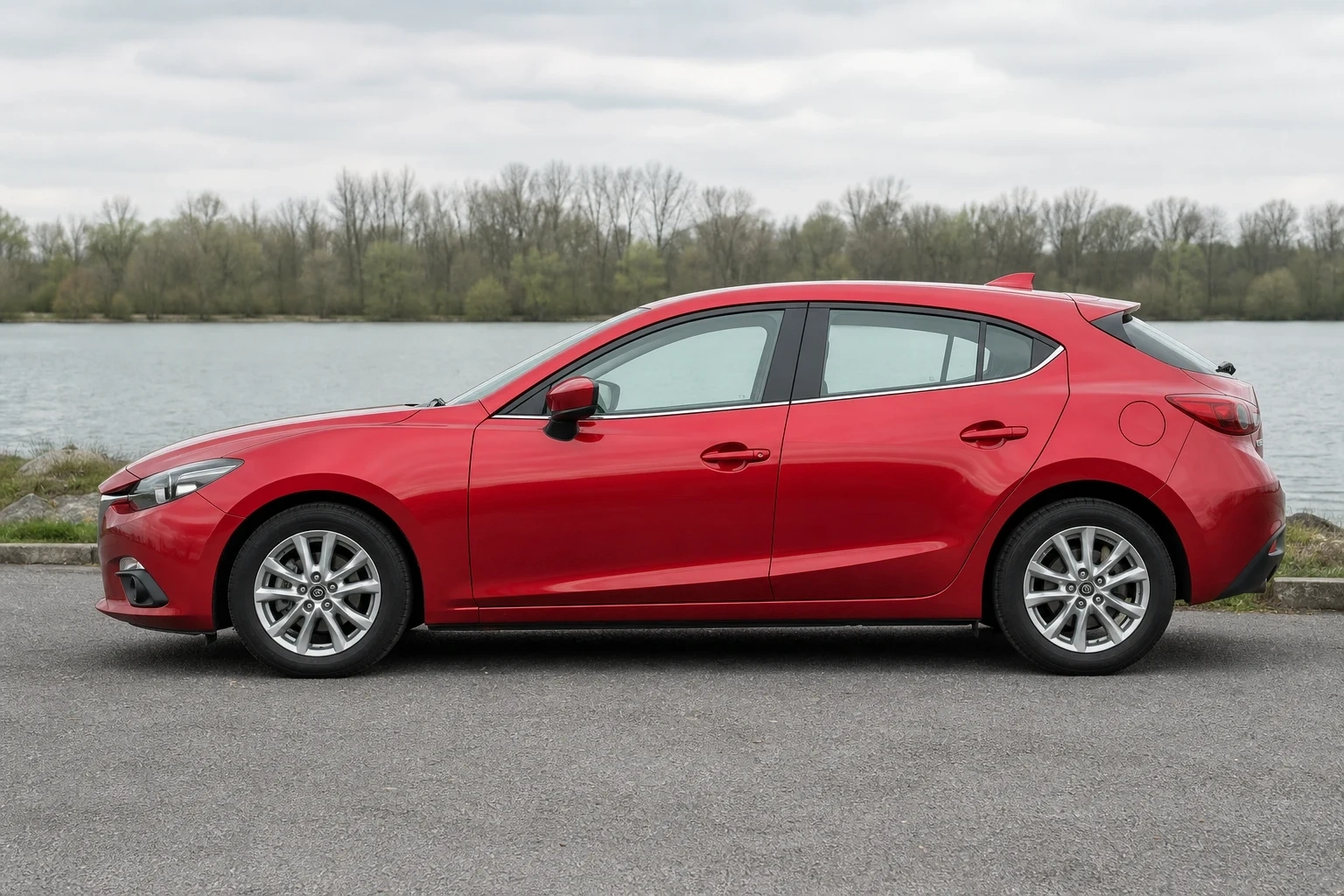 Seitenansicht (Fahrerseite) des Mazda 3 3. Gen als 3-, 5-Türer (mit KI erzeugt)