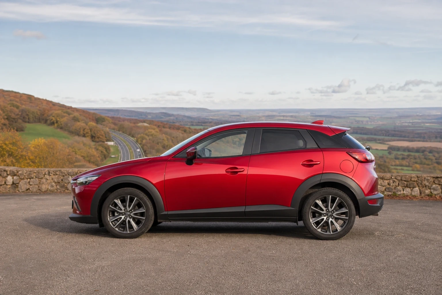 Seitenansicht (Fahrerseite) des Mazda CX-3 1. Gen als SUV (mit KI erzeugt)