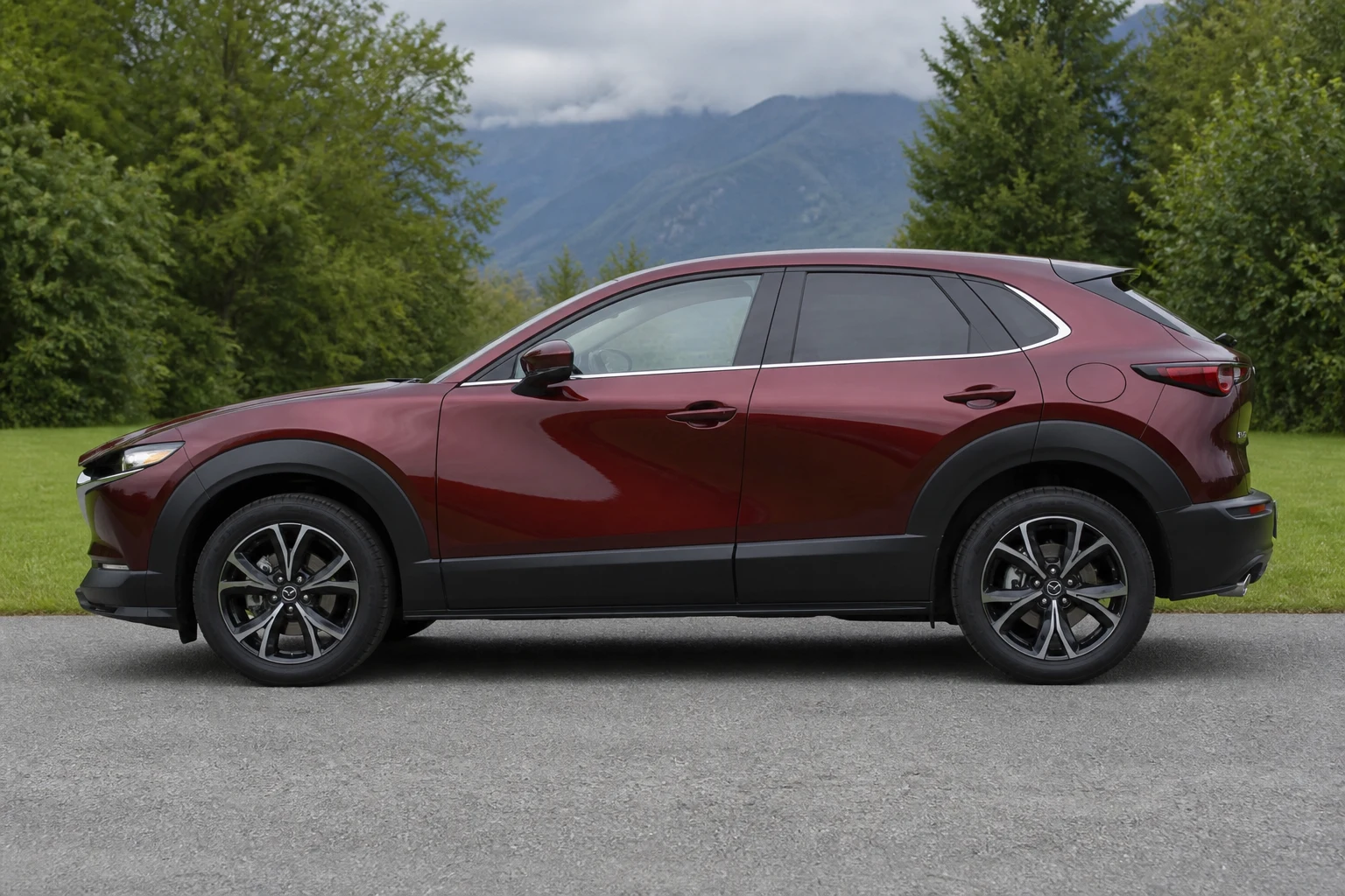 Seitenansicht (Fahrerseite) des Mazda CX-30 1 als Crossover SUV 5-Türer (mit KI erzeugt)