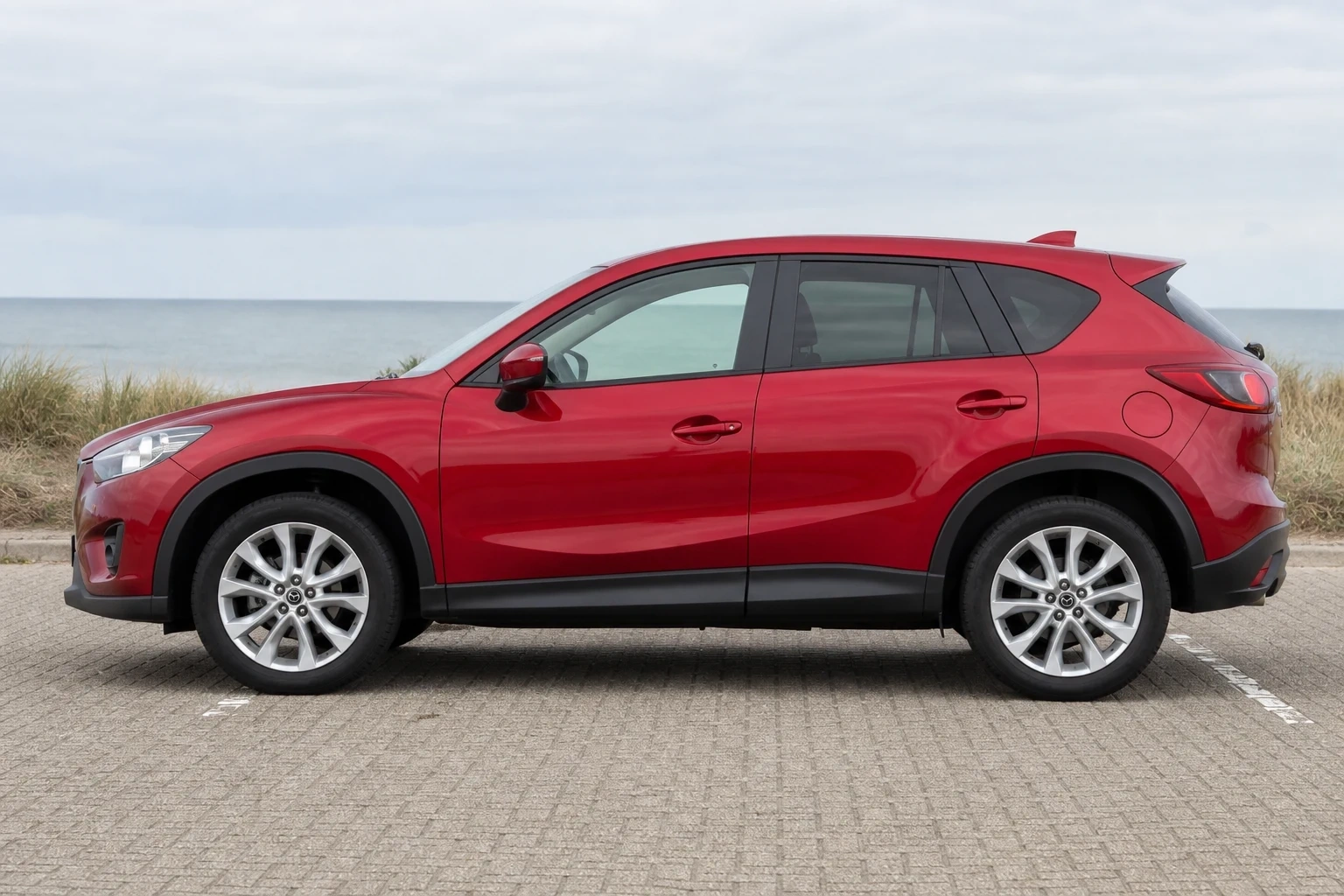 Seitenansicht (Fahrerseite) des Mazda CX-5 1. Gen als SUV (mit KI erzeugt)