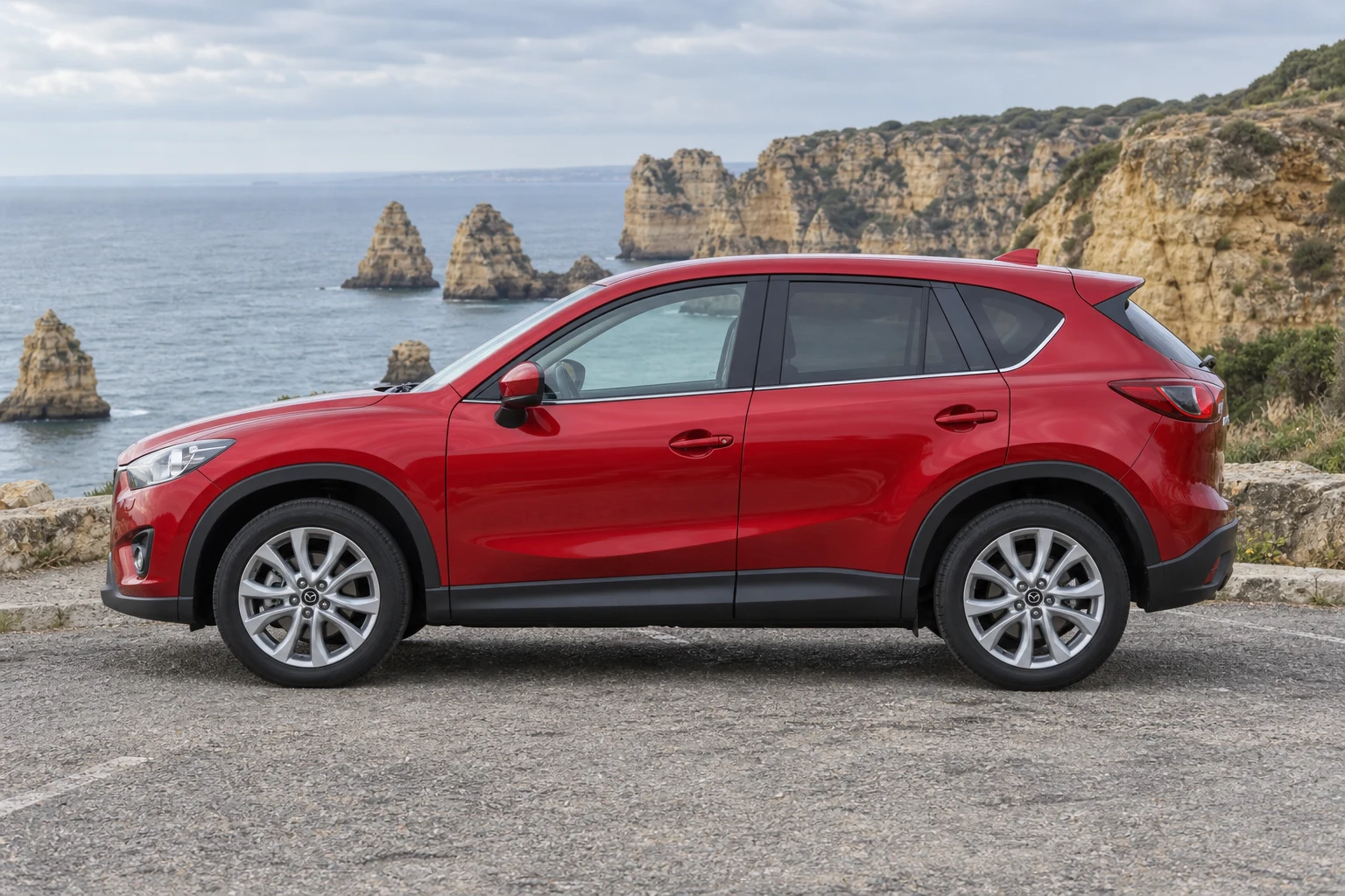 Seitenansicht (Fahrerseite) des Mazda CX-5 1 als SUV 5-Türer (mit KI erzeugt)