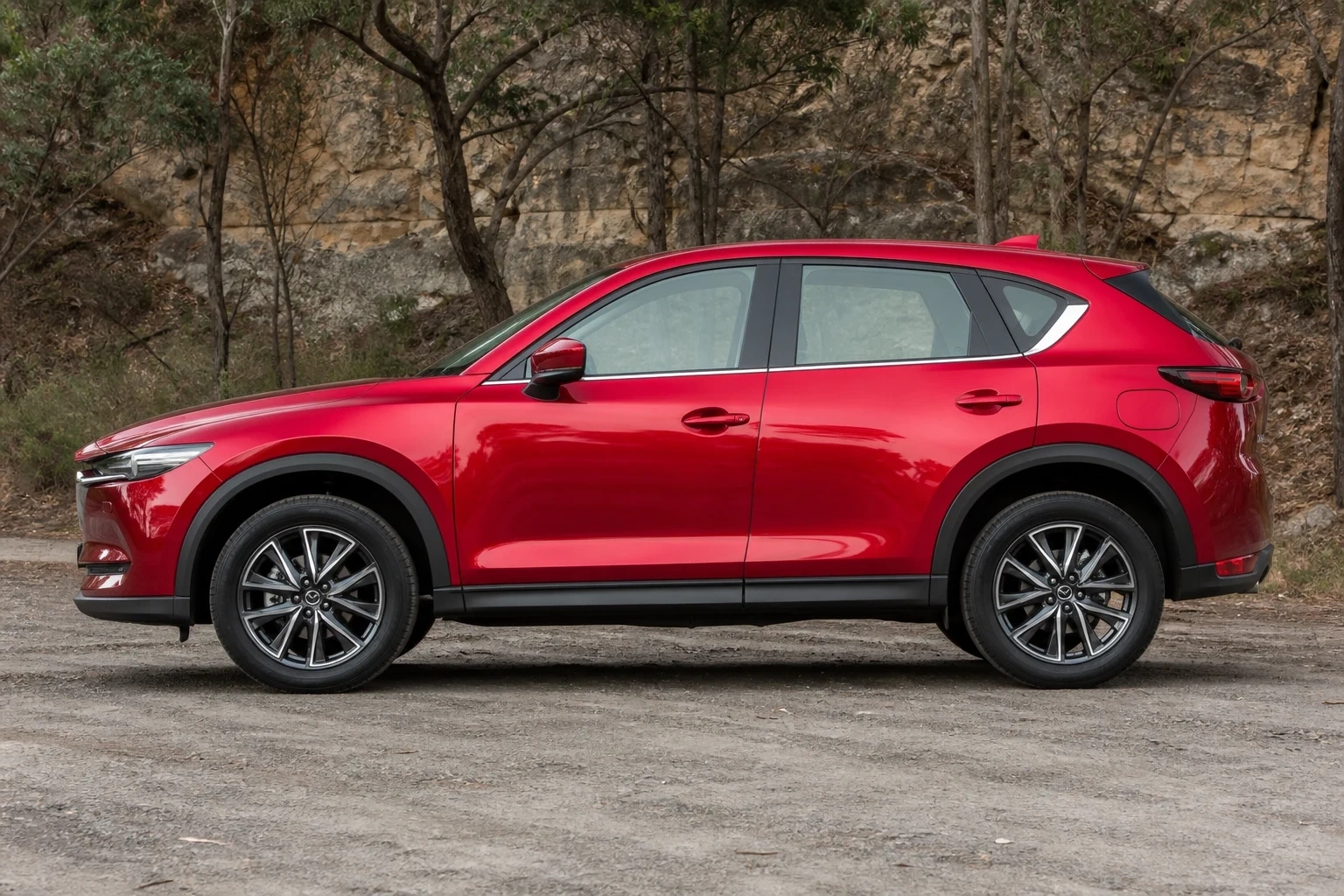 Seitenansicht (Fahrerseite) des Mazda CX-5 2. Gen als SUV (mit KI erzeugt)