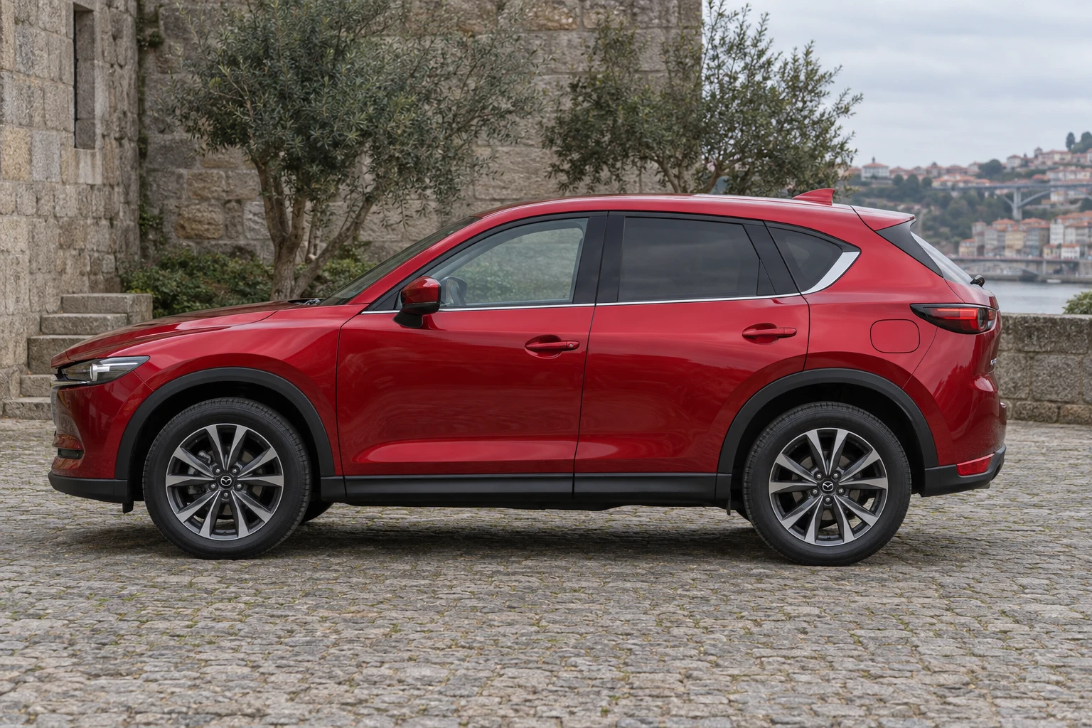 Seitenansicht (Fahrerseite) des Mazda CX-5 2. Gen als SUV 5-Türer (mit KI erzeugt)