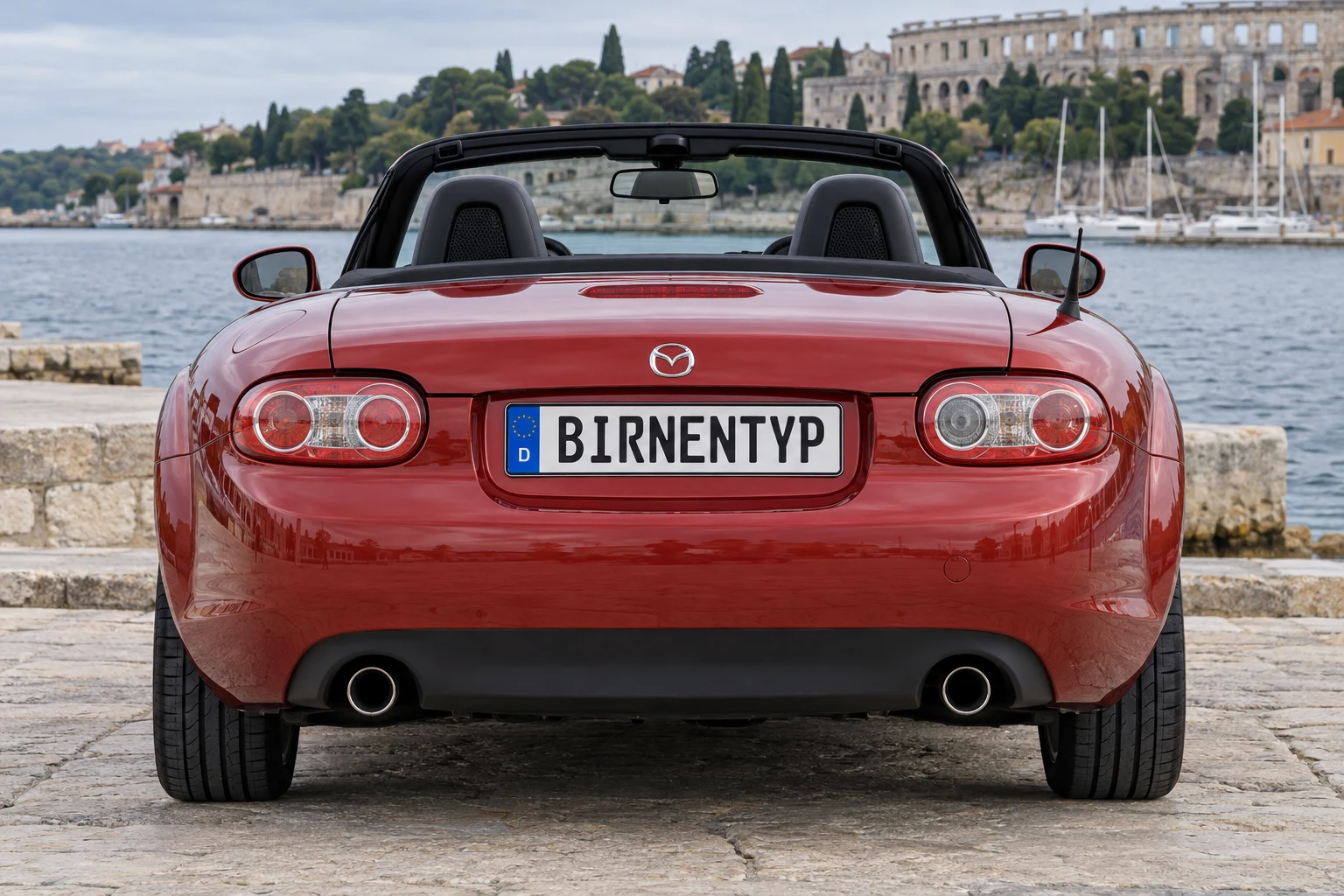 Heck-Ansicht des Mazda MX-5 / Miata 3 (Roadster (Klassisches Softtop)) (mit KI erzeugt)