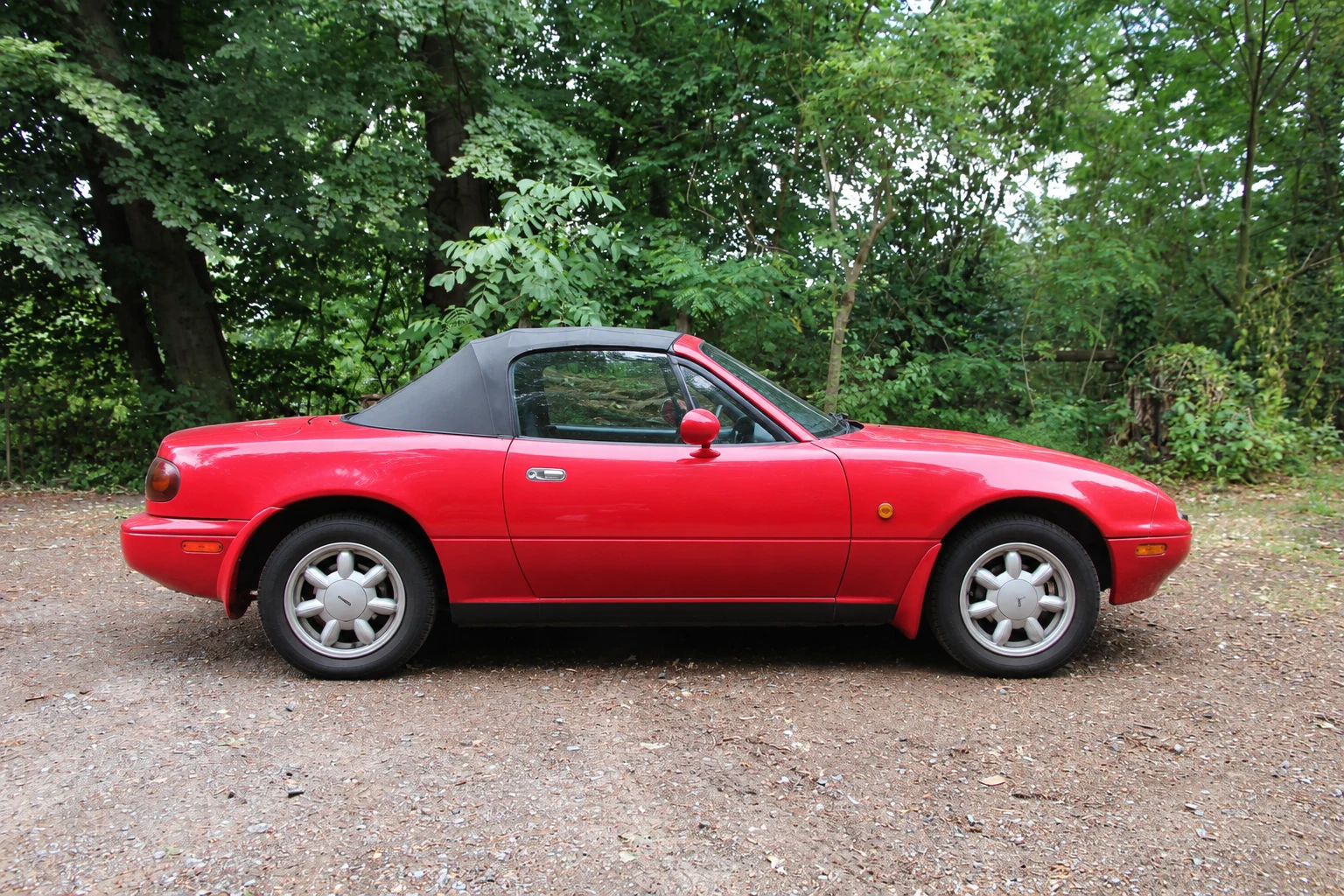 Seitenansicht (Fahrerseite) des Mazda MX-5 / Miata 1 als Roadster (mit KI erzeugt)