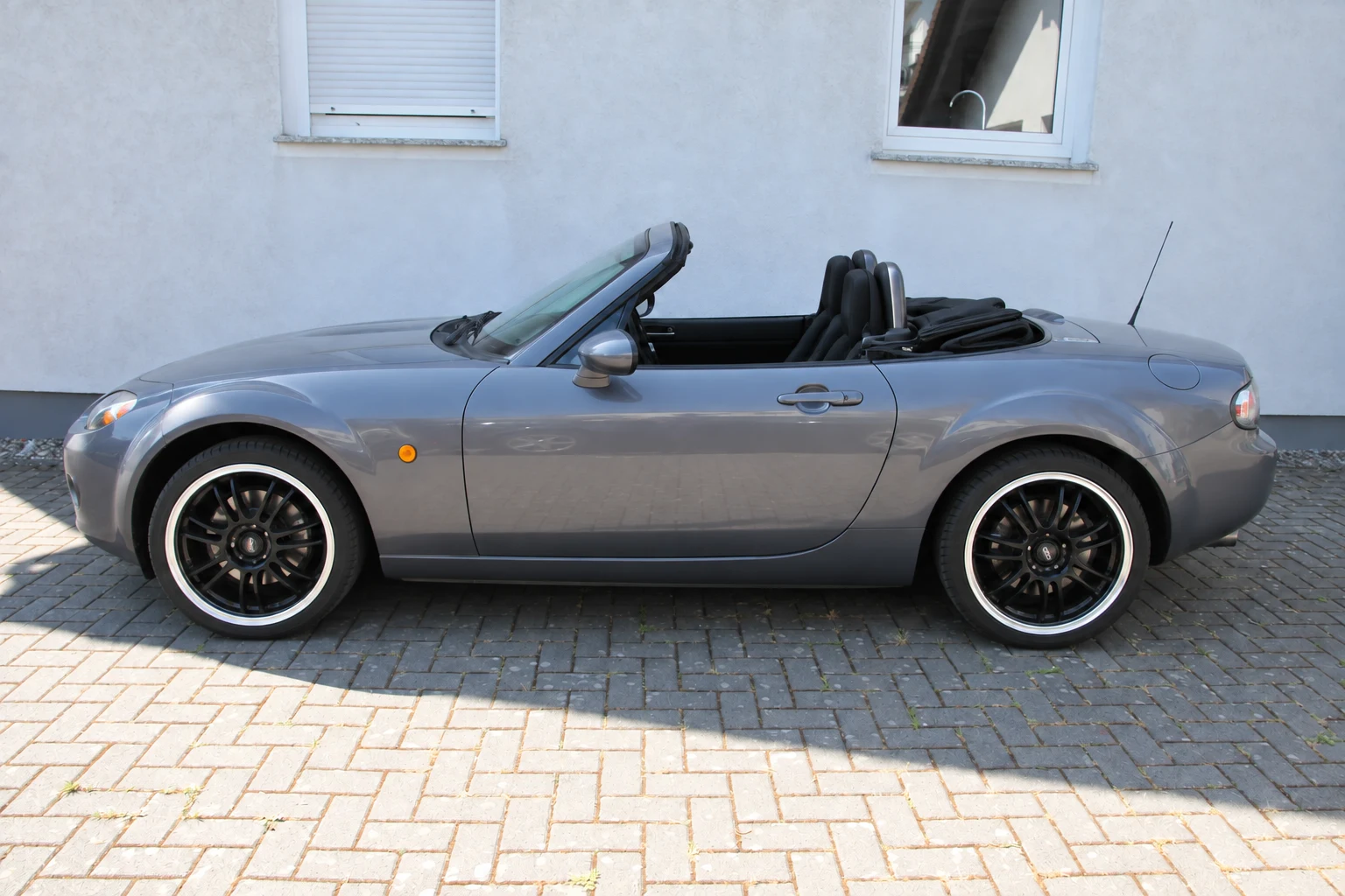 Seitenansicht (Fahrerseite) des Mazda MX-5 / Miata 3 als Roadster (mit KI erzeugt)