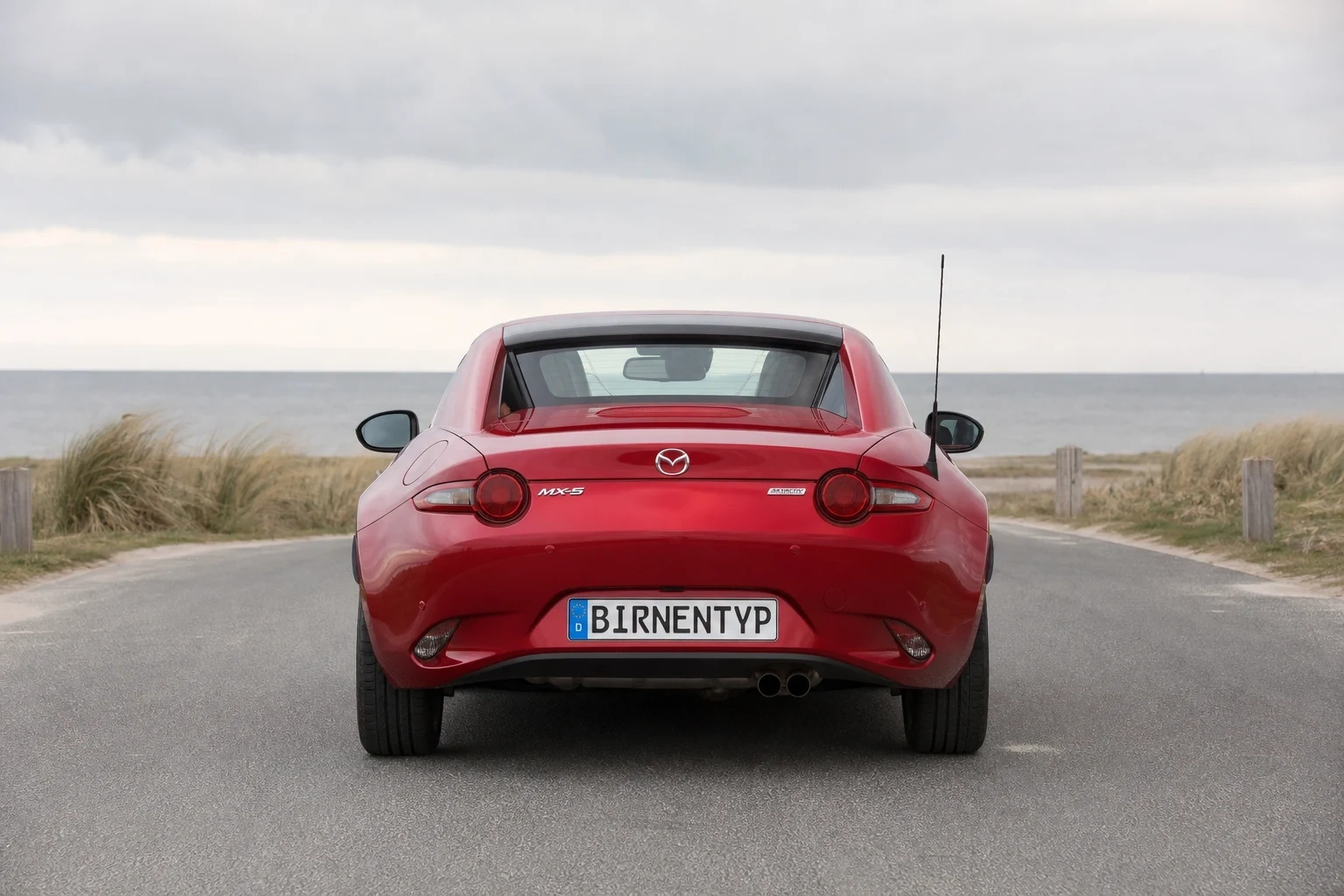 Heck-Ansicht des Mazda MX-5 / Miata 4. Gen (mit KI erzeugt)