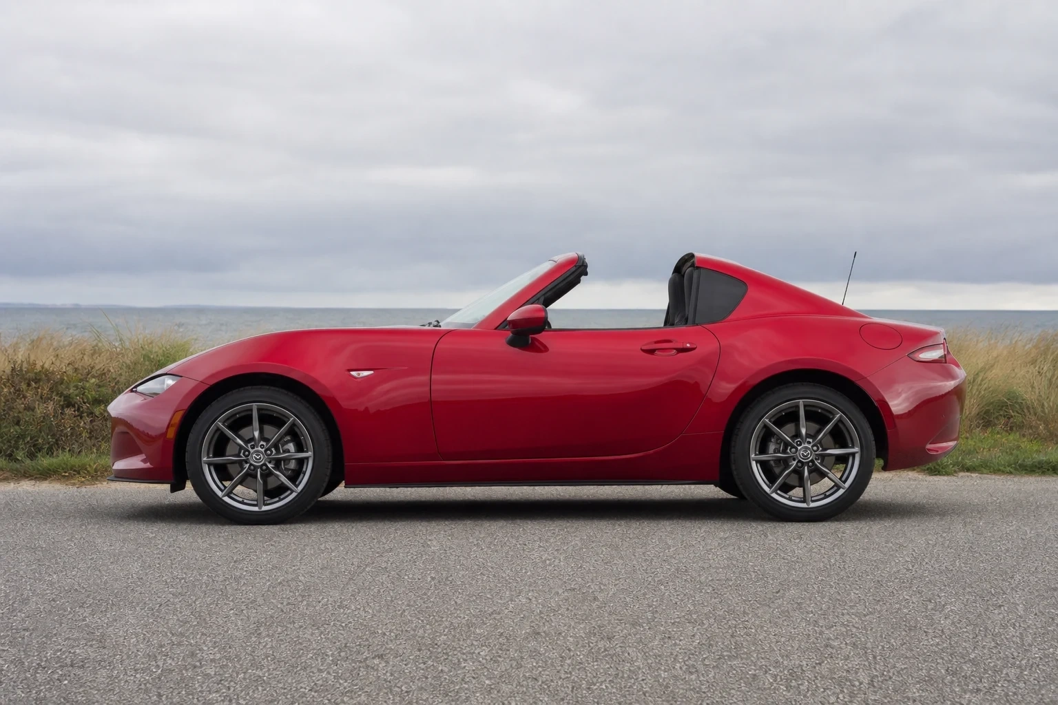 Seitenansicht (Fahrerseite) des Mazda MX-5 / Miata 4. Gen als Roadster (mit KI erzeugt)