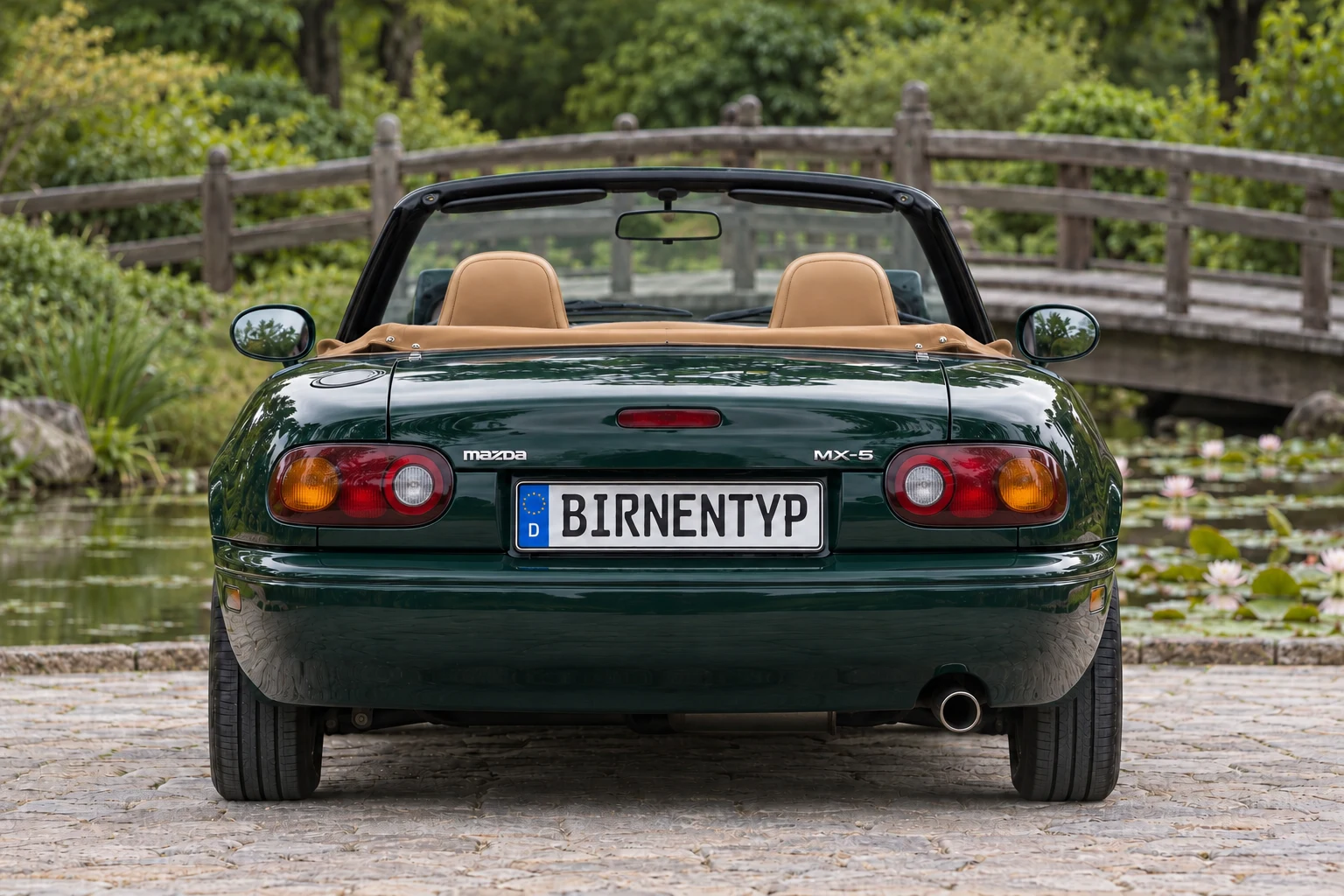 Heck-Ansicht des Mazda MX-5 / Miata 1 (Roadster (Softtop / Hardtop 2-Türer)) (mit KI erzeugt)