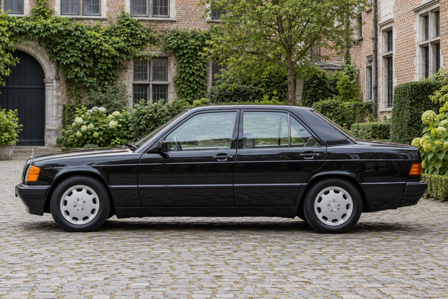 Seitenansicht (Fahrerseite) des Mercedes-Benz 190 1 als Limousine (W201) (mit KI erzeugt)