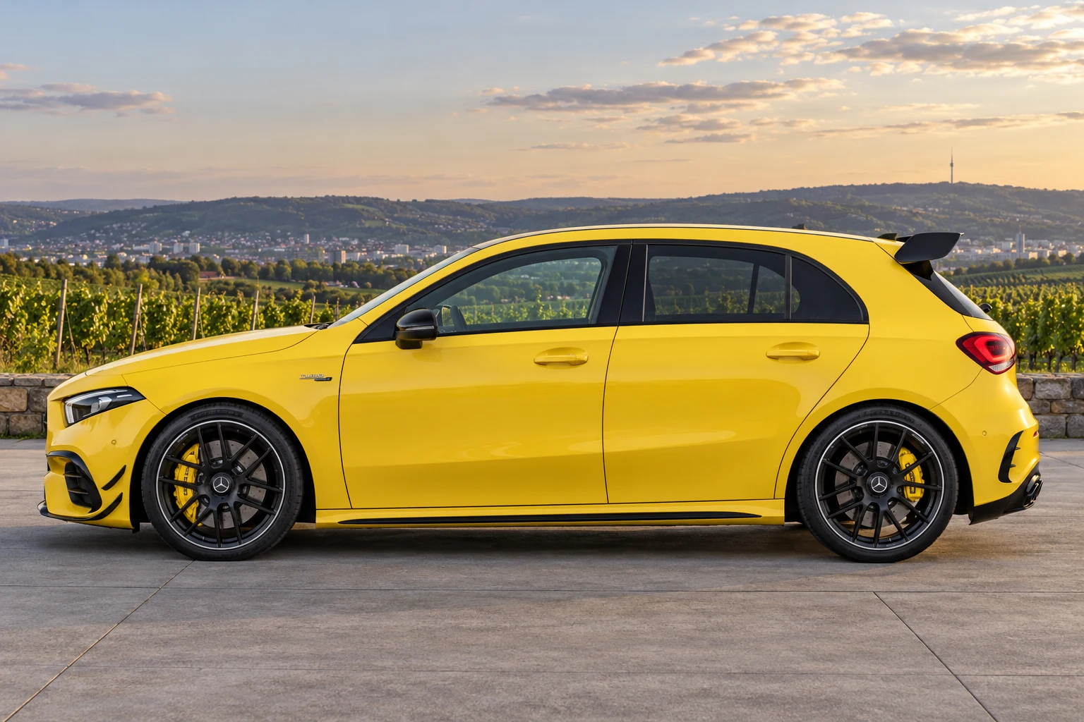 Seitenansicht (Fahrerseite) des Mercedes-Benz A-Klasse 4 als Mercedes-AMG A 35 / A 45 S 4MATIC+ (mit KI erzeugt)