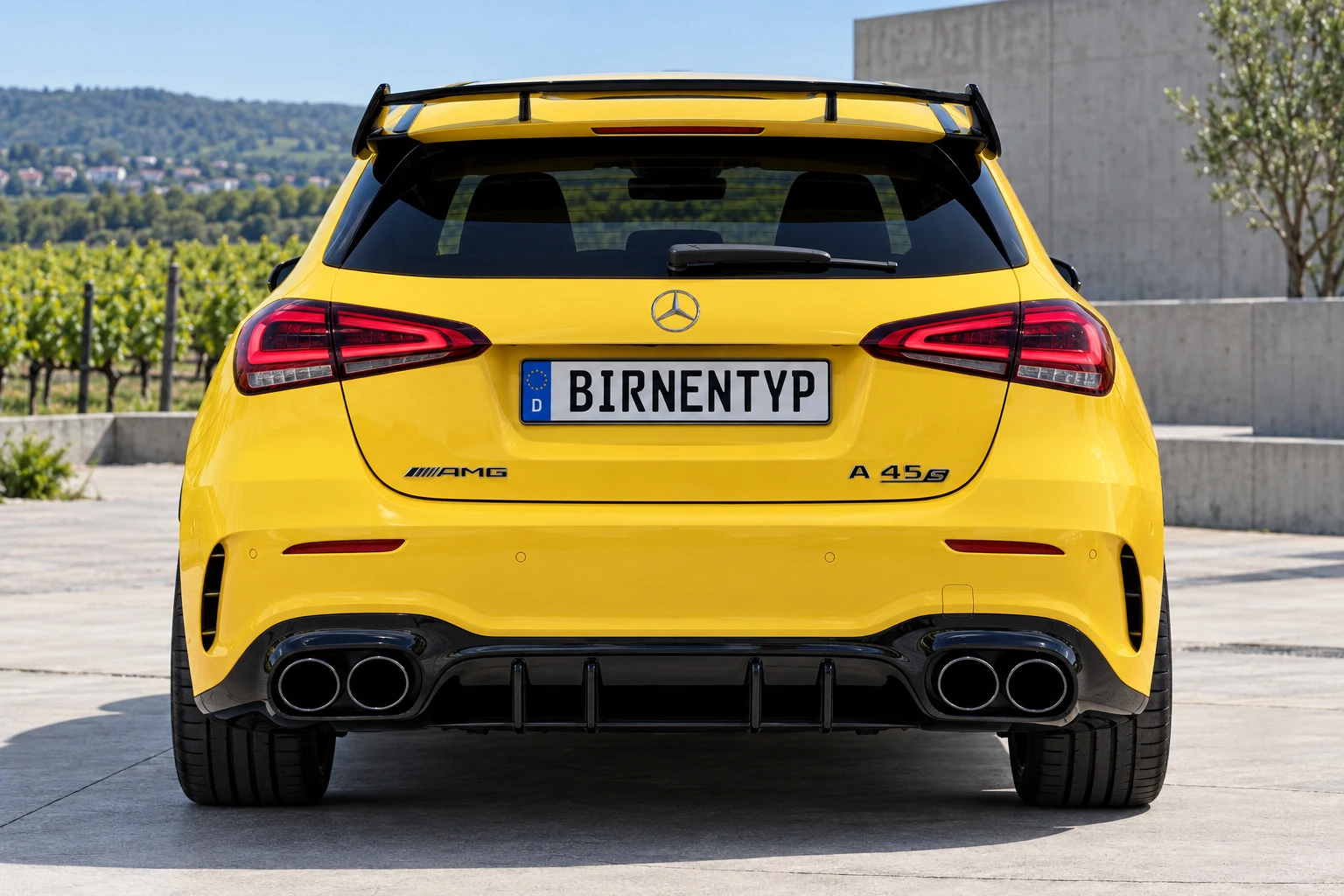 Heck-Ansicht des Mercedes-Benz A-Klasse 4 (Mercedes-AMG A 35 / A 45 S 4MATIC+) (mit KI erzeugt)
