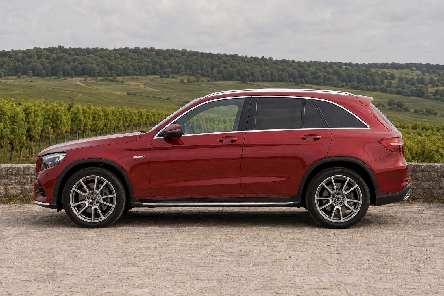Seitenansicht (Fahrerseite) des Mercedes-Benz GLC / GLC-Coupé 1. Gen als Mercedes-AMG GLC 43 / GLC 63 S 4MATIC+ (mit KI erzeugt)