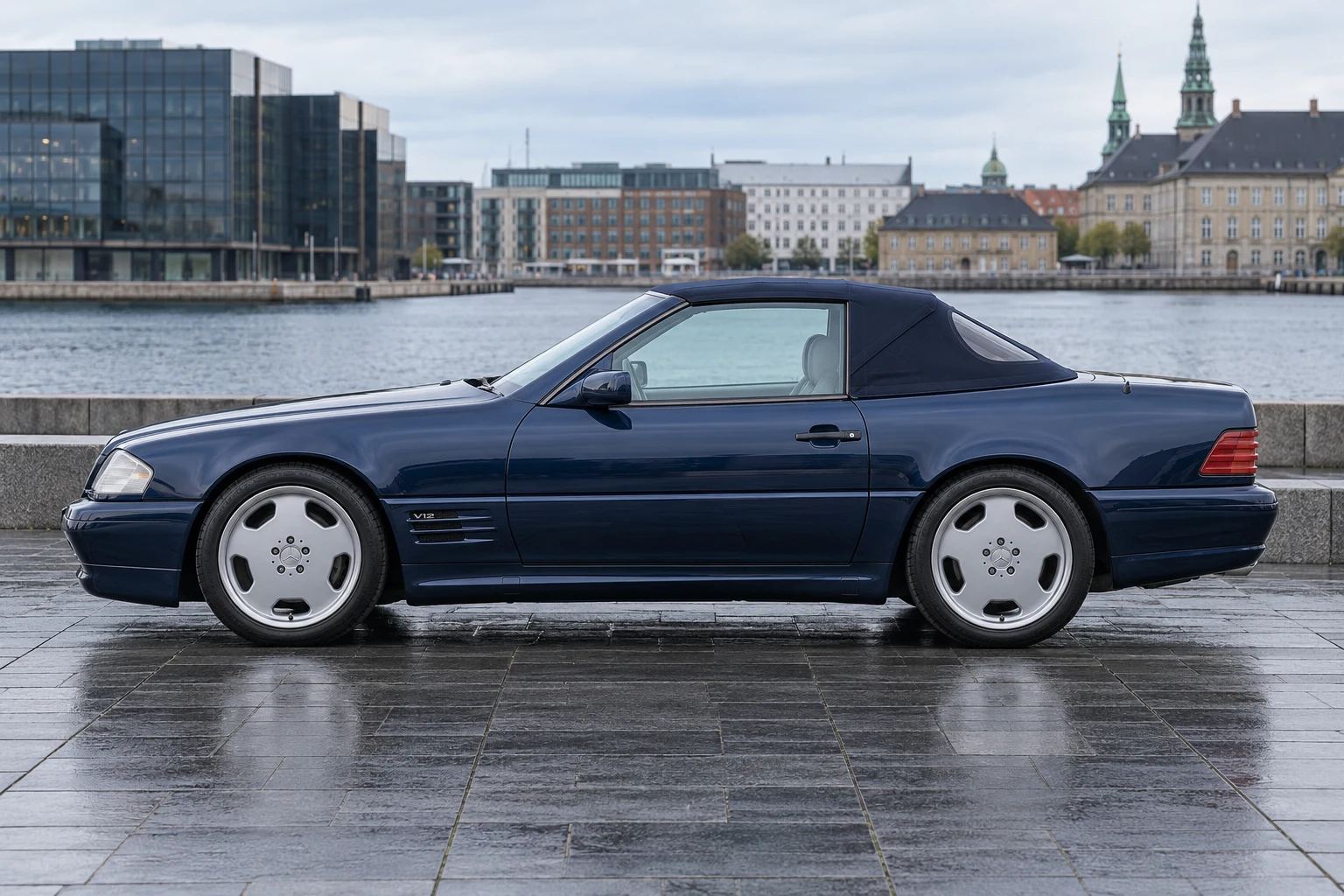 Seitenansicht (Fahrerseite) des Mercedes-Benz SL 4 als Mercedes-AMG SL 60 / SL 70 / SL 73 V12 (mit KI erzeugt)