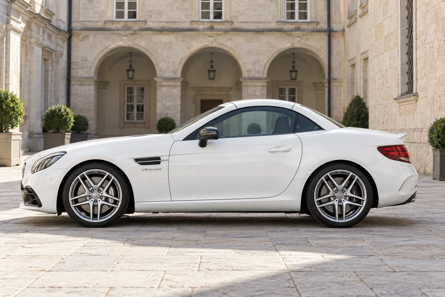 Seitenansicht (Fahrerseite) des Mercedes-Benz SLC (SLK) 3 als Mercedes-AMG SLK 55 V8 / SLC 43 V6 Biturbo (mit KI erzeugt)