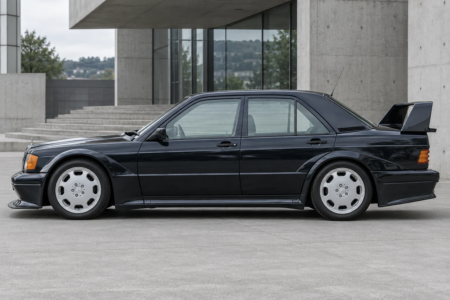 Seitenansicht (Fahrerseite) des Mercedes-Benz 190 1 als 190 E 2.5-16 Evolution I / II (mit KI erzeugt)
