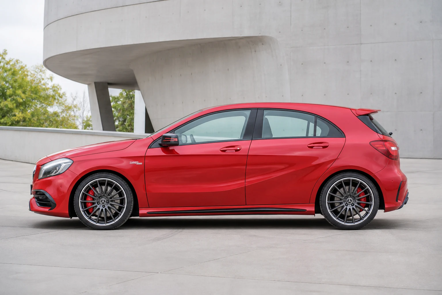 Seitenansicht (Fahrerseite) des Mercedes-Benz A-Klasse 3. Gen als Mercedes-AMG A 45 4MATIC (mit KI erzeugt)