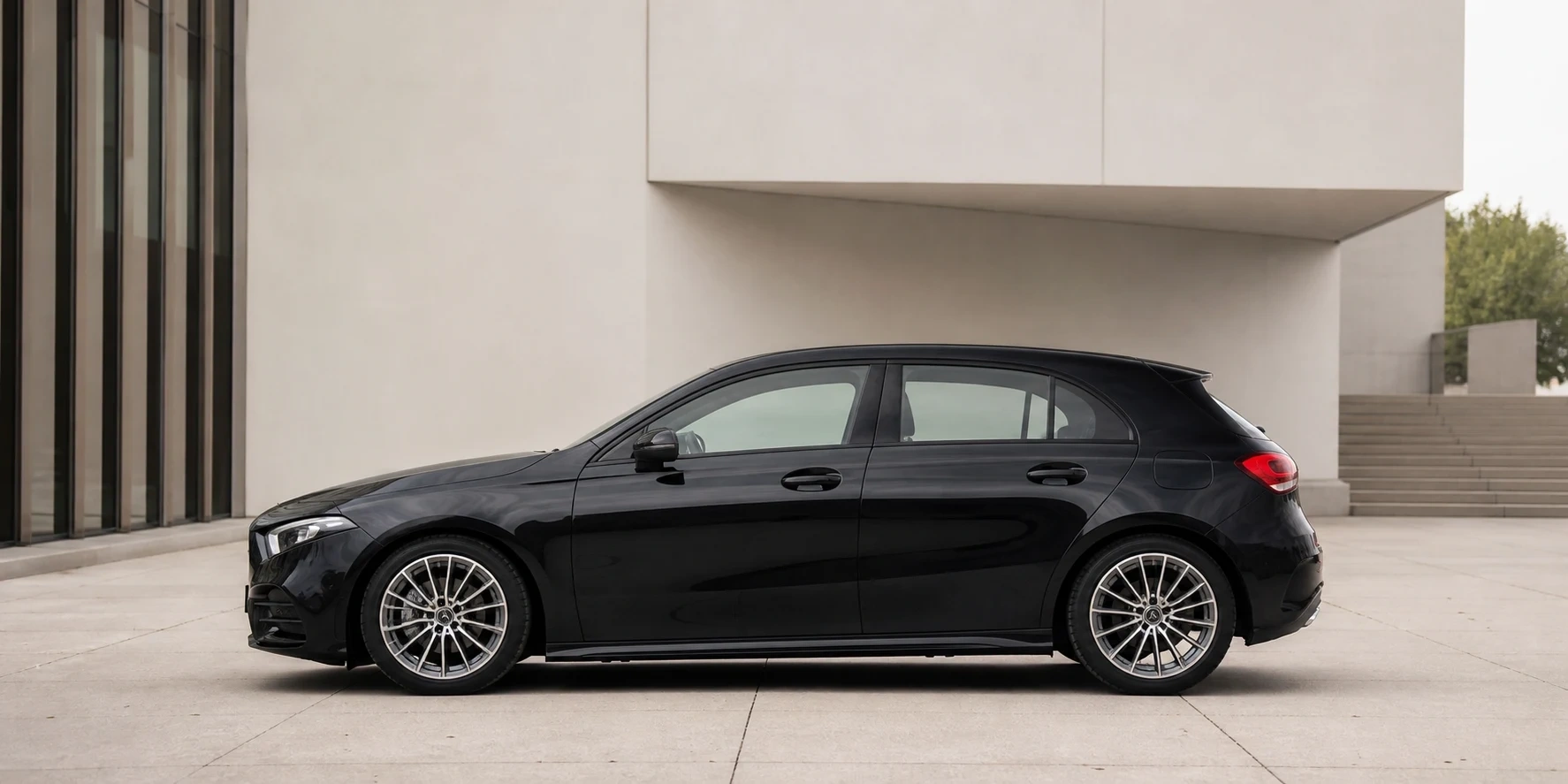 Seitenansicht (Fahrerseite) des Mercedes-Benz A-Klasse 4. Gen als 5-Türer Kompaktlimousine (W177) (mit KI erzeugt)