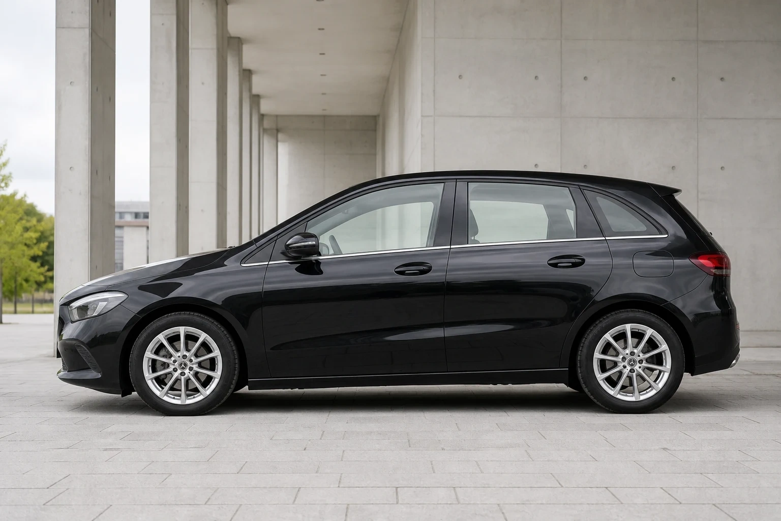 Seitenansicht (Fahrerseite) des Mercedes-Benz B-Klasse 3. Gen als 5-Türer (mit KI erzeugt)