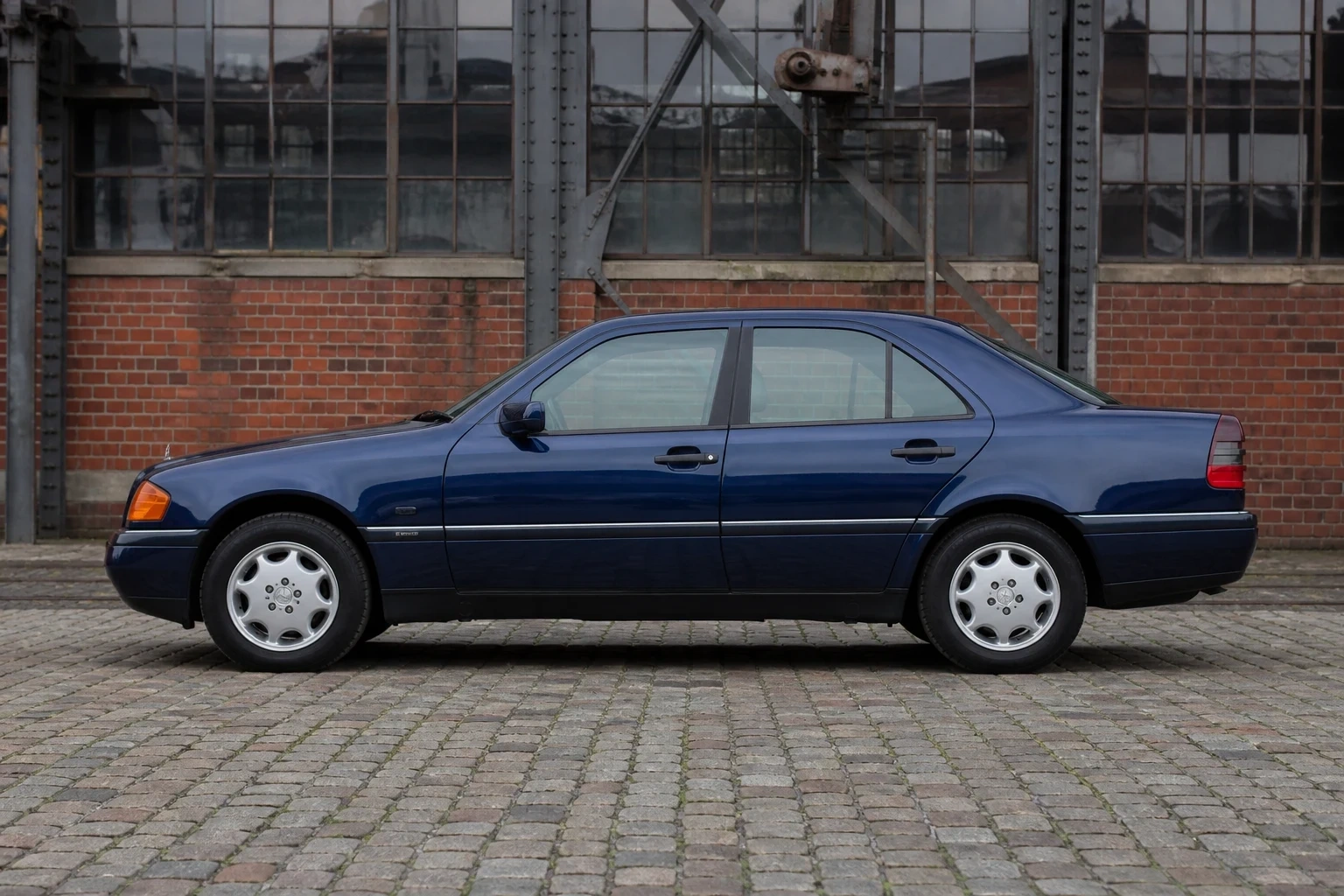 Seitenansicht (Fahrerseite) des Mercedes-Benz C-Klasse 1. Gen als Limousine (mit KI erzeugt)