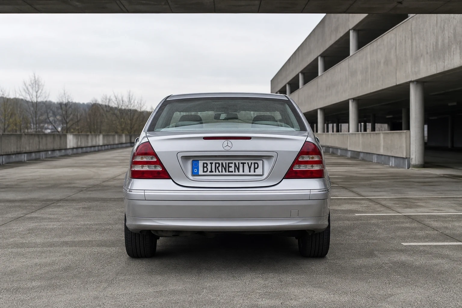 Heck-Ansicht des Mercedes-Benz C-Klasse 2. Gen (mit KI erzeugt)